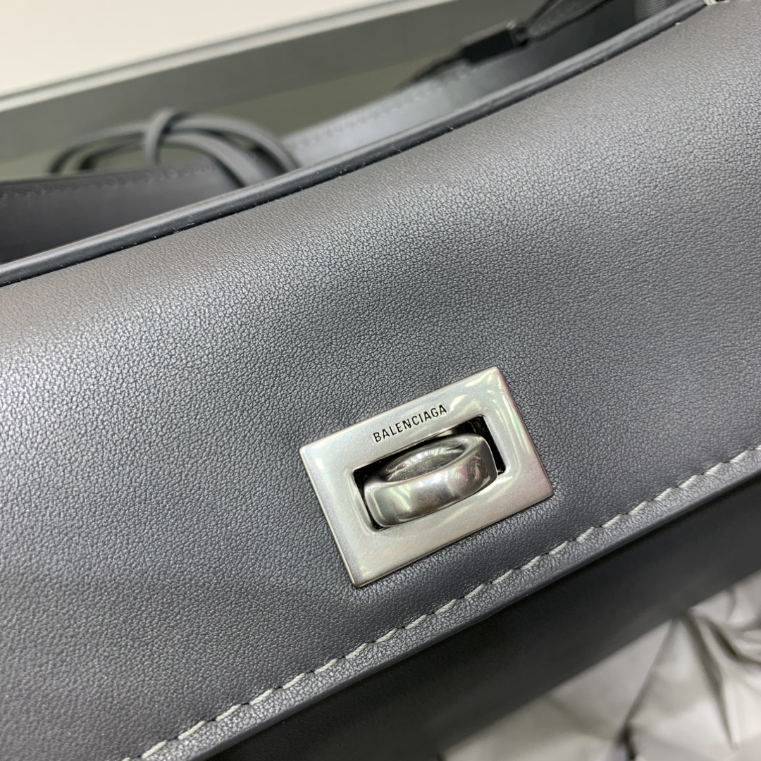 【现货】🖤Balenciag rodeo mini 【高级灰】
哒哒哒，mini也来咯
看完正常size的rodeo再来看mini
真的是除了可爱还是可爱
这种尺寸就不挑身高了
每个人背出来都是萌萌哒哈哈哈
而且男生女生都能背，不挑性别～
这只包的皮一定不能硬，也不能太软太亮
我们家是安排了最贵的原厂皮来做的
还有一定要做出整个包的松弛感
说实话，这个包真不好做
为了这个版型我们特地去找了我们合作手工最好的师傅来做这只包，手工费也是真的贵... 
得版型则得天下
和市场通货绝对不一样
你们到时对比就知道
爆款不用快，精雕细琢，买到对的更重要
mini：22.8×9.9×8.3cm
型号：搜78972⚠️