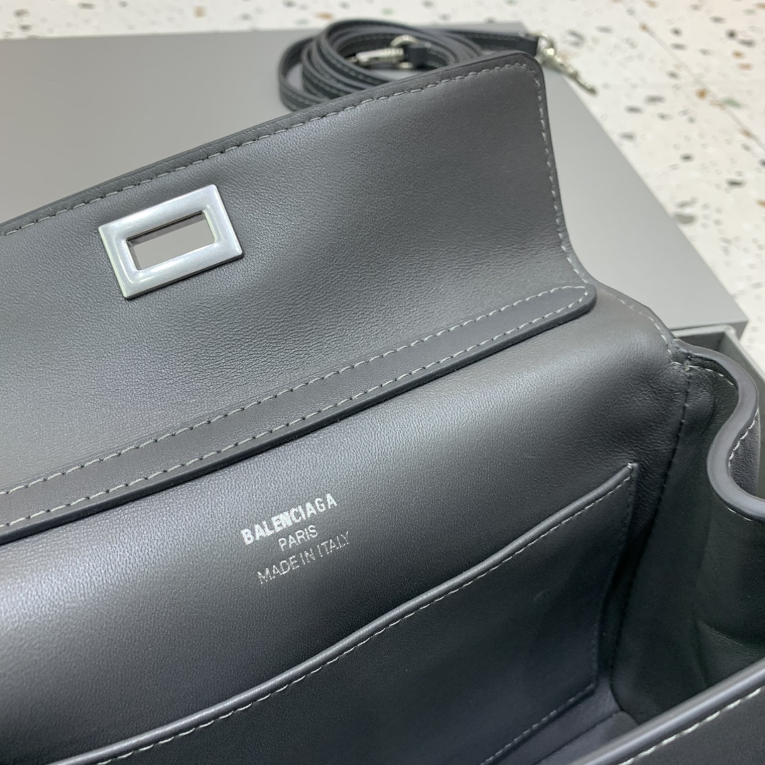 【现货】🖤Balenciag rodeo mini 【高级灰】
哒哒哒，mini也来咯
看完正常size的rodeo再来看mini
真的是除了可爱还是可爱
这种尺寸就不挑身高了
每个人背出来都是萌萌哒哈哈哈
而且男生女生都能背，不挑性别～
这只包的皮一定不能硬，也不能太软太亮
我们家是安排了最贵的原厂皮来做的
还有一定要做出整个包的松弛感
说实话，这个包真不好做
为了这个版型我们特地去找了我们合作手工最好的师傅来做这只包，手工费也是真的贵... 
得版型则得天下
和市场通货绝对不一样
你们到时对比就知道
爆款不用快，精雕细琢，买到对的更重要
mini：22.8×9.9×8.3cm
型号：搜78972⚠️