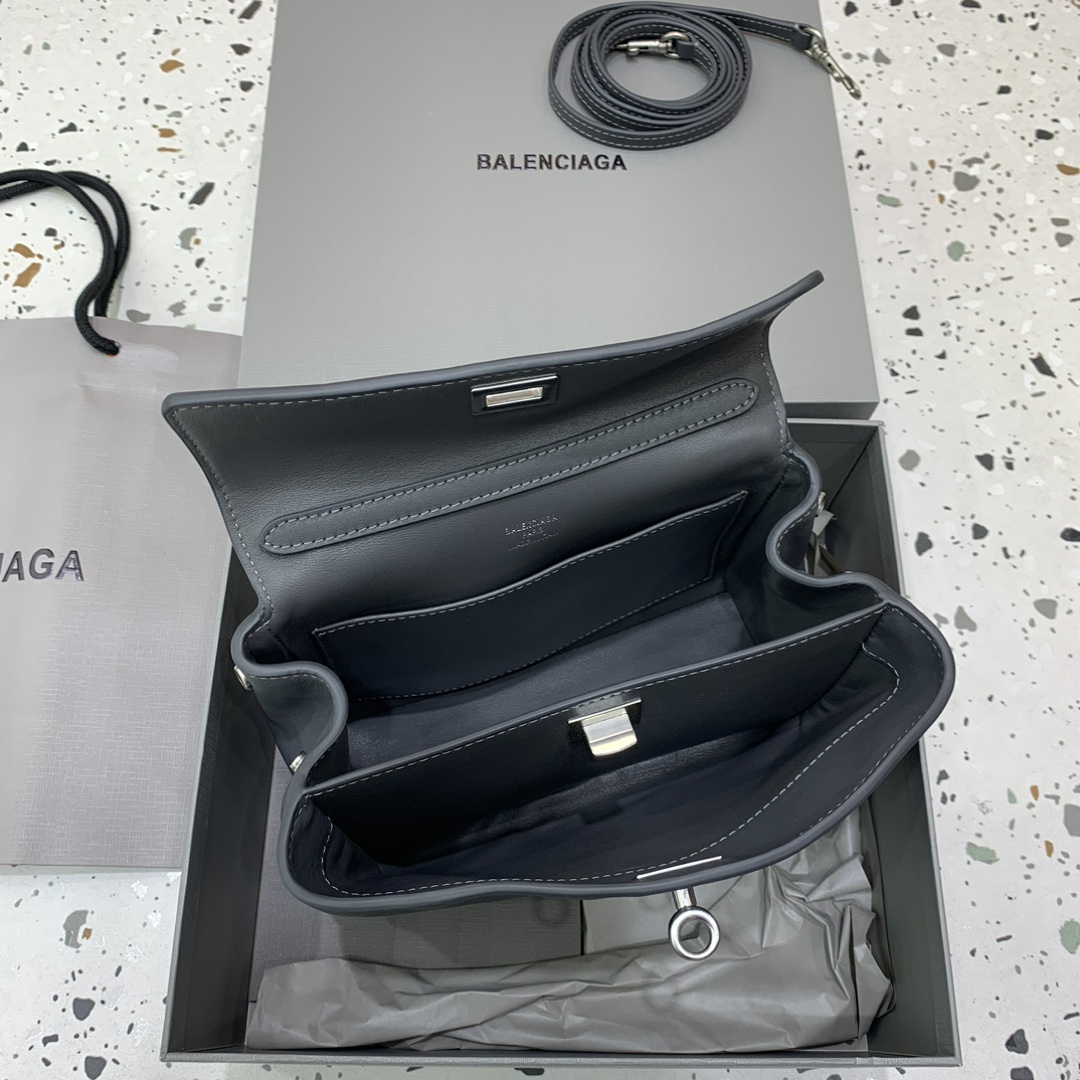 【现货】🖤Balenciag rodeo mini 【高级灰】
哒哒哒，mini也来咯
看完正常size的rodeo再来看mini
真的是除了可爱还是可爱
这种尺寸就不挑身高了
每个人背出来都是萌萌哒哈哈哈
而且男生女生都能背，不挑性别～
这只包的皮一定不能硬，也不能太软太亮
我们家是安排了最贵的原厂皮来做的
还有一定要做出整个包的松弛感
说实话，这个包真不好做
为了这个版型我们特地去找了我们合作手工最好的师傅来做这只包，手工费也是真的贵... 
得版型则得天下
和市场通货绝对不一样
你们到时对比就知道
爆款不用快，精雕细琢，买到对的更重要
mini：22.8×9.9×8.3cm
型号：搜78972⚠️