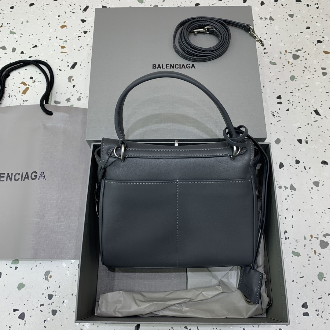 【现货】🖤Balenciag rodeo mini 【高级灰】
哒哒哒，mini也来咯
看完正常size的rodeo再来看mini
真的是除了可爱还是可爱
这种尺寸就不挑身高了
每个人背出来都是萌萌哒哈哈哈
而且男生女生都能背，不挑性别～
这只包的皮一定不能硬，也不能太软太亮
我们家是安排了最贵的原厂皮来做的
还有一定要做出整个包的松弛感
说实话，这个包真不好做
为了这个版型我们特地去找了我们合作手工最好的师傅来做这只包，手工费也是真的贵... 
得版型则得天下
和市场通货绝对不一样
你们到时对比就知道
爆款不用快，精雕细琢，买到对的更重要
mini：22.8×9.9×8.3cm
型号：搜78972⚠️