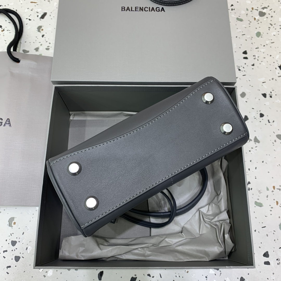 【现货】🖤Balenciag rodeo mini 【高级灰】
哒哒哒，mini也来咯
看完正常size的rodeo再来看mini
真的是除了可爱还是可爱
这种尺寸就不挑身高了
每个人背出来都是萌萌哒哈哈哈
而且男生女生都能背，不挑性别～
这只包的皮一定不能硬，也不能太软太亮
我们家是安排了最贵的原厂皮来做的
还有一定要做出整个包的松弛感
说实话，这个包真不好做
为了这个版型我们特地去找了我们合作手工最好的师傅来做这只包，手工费也是真的贵... 
得版型则得天下
和市场通货绝对不一样
你们到时对比就知道
爆款不用快，精雕细琢，买到对的更重要
mini：22.8×9.9×8.3cm
型号：搜78972⚠️