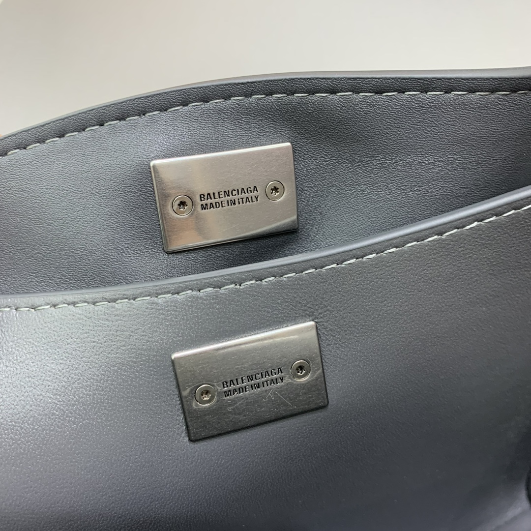 【现货】🖤Balenciag rodeo mini 【高级灰】
哒哒哒，mini也来咯
看完正常size的rodeo再来看mini
真的是除了可爱还是可爱
这种尺寸就不挑身高了
每个人背出来都是萌萌哒哈哈哈
而且男生女生都能背，不挑性别～
这只包的皮一定不能硬，也不能太软太亮
我们家是安排了最贵的原厂皮来做的
还有一定要做出整个包的松弛感
说实话，这个包真不好做
为了这个版型我们特地去找了我们合作手工最好的师傅来做这只包，手工费也是真的贵... 
得版型则得天下
和市场通货绝对不一样
你们到时对比就知道
爆款不用快，精雕细琢，买到对的更重要
mini：22.8×9.9×8.3cm
型号：搜78972⚠️