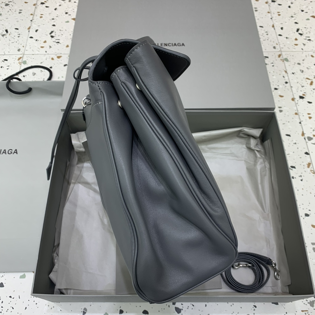 🖤【大号高级灰银扣】
𝐁𝐀𝐋𝐄𝐍𝐂𝐈𝐀𝐆 𝐑𝐎𝐃𝐄𝐎 𝐁𝐀𝐆 系列手袋👜
新款可以说出道即巅峰，有是一神作，重新开创一种新的风格，慵懒塌塌的造型用在巴黎家没有任何违和 ，有种桀骜不驯的感觉，皮料看起来超有质感，黑色调性沉稳不失时髦，三个尺寸 适应不同身高、不同容量，价值与实用与工艺并存，随手拎着就能融入穿搭～颜值直接出圈
款号：78972
小号尺寸：底长29x高20x宽10cm
中号尺寸：底长35x高23x宽11cm  
大号尺寸：底长40x高30x宽13cm