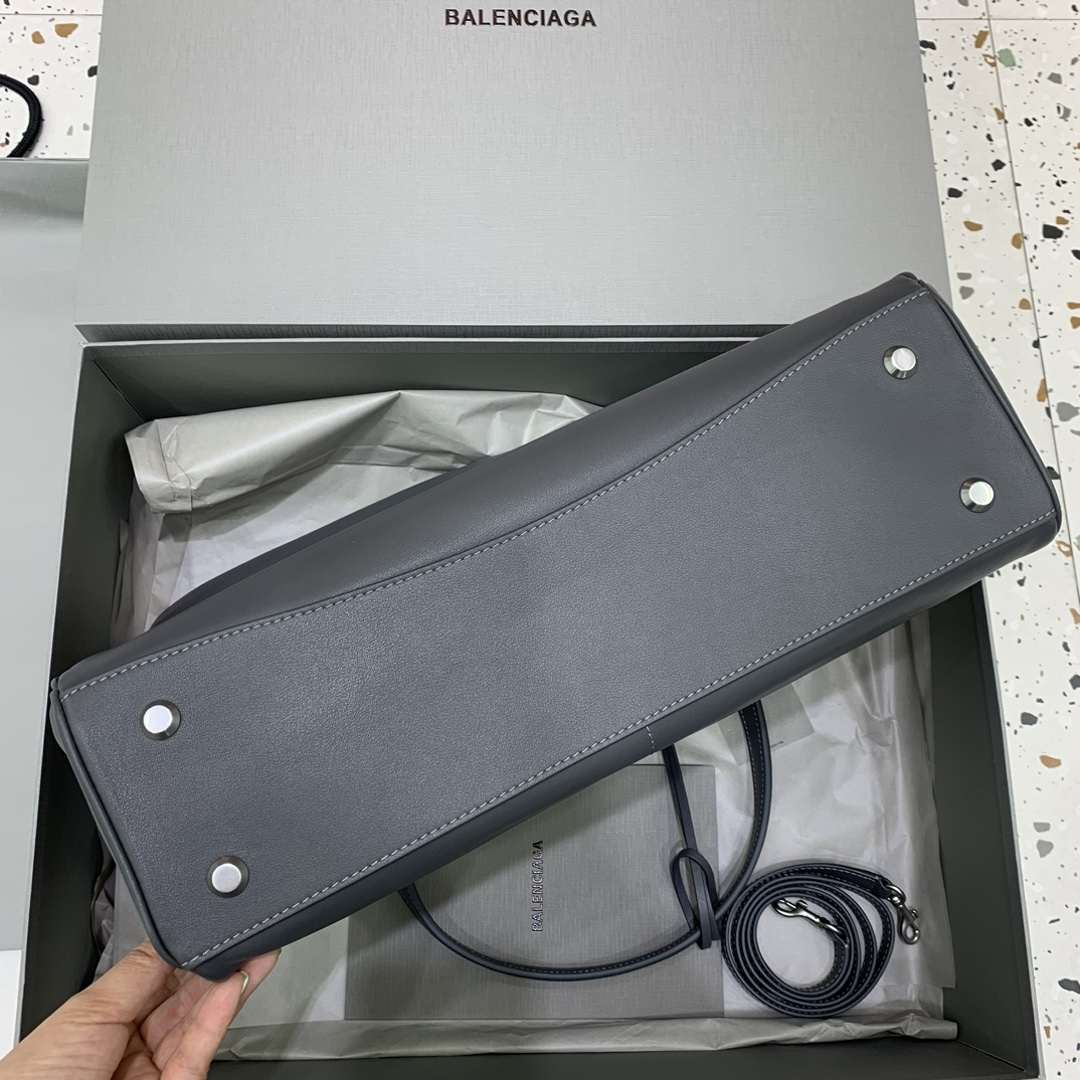 🖤【大号高级灰银扣】
𝐁𝐀𝐋𝐄𝐍𝐂𝐈𝐀𝐆 𝐑𝐎𝐃𝐄𝐎 𝐁𝐀𝐆 系列手袋👜
新款可以说出道即巅峰，有是一神作，重新开创一种新的风格，慵懒塌塌的造型用在巴黎家没有任何违和 ，有种桀骜不驯的感觉，皮料看起来超有质感，黑色调性沉稳不失时髦，三个尺寸 适应不同身高、不同容量，价值与实用与工艺并存，随手拎着就能融入穿搭～颜值直接出圈
款号：78972
小号尺寸：底长29x高20x宽10cm
中号尺寸：底长35x高23x宽11cm  
大号尺寸：底长40x高30x宽13cm