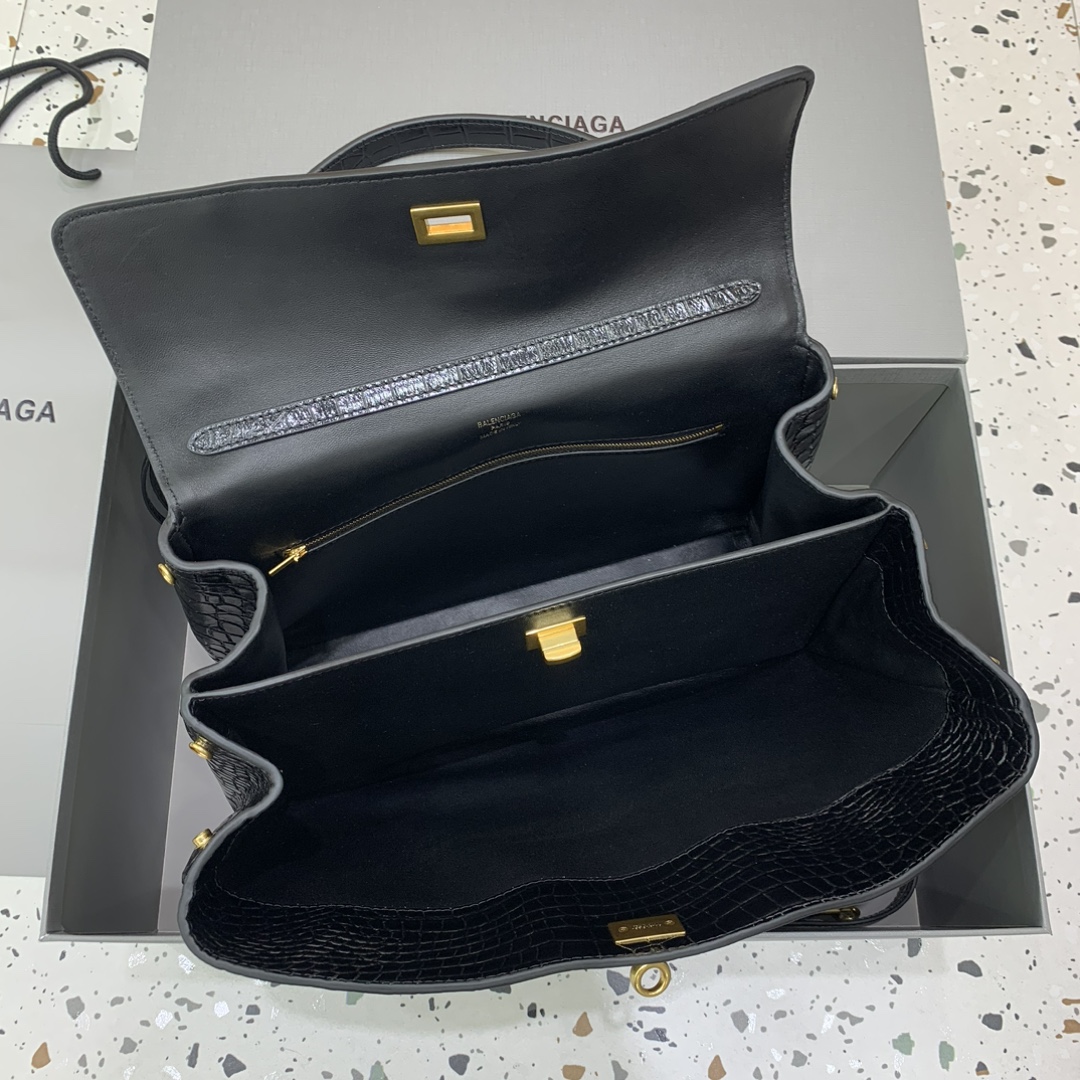 🖤【中号鳄鱼黑】
𝐁𝐀𝐋𝐄𝐍𝐂𝐈𝐀𝐆 𝐑𝐎𝐃𝐄𝐎 𝐁𝐀𝐆 系列手袋👜
新款可以说出道即巅峰，有是一神作，重新开创一种新的风格，慵懒塌塌的造型用在巴黎家没有任何违和 ，有种桀骜不驯的感觉，皮料看起来超有质感，黑色调性沉稳不失时髦，三个尺寸 适应不同身高、不同容量，价值与实用与工艺并存，随手拎着就能融入穿搭～颜值直接出圈
款号：78972
小号尺寸：底长29x高20x宽10cm
中号尺寸：底长35x高23x宽11cm  
大号尺寸：底长40x高30x宽13cm