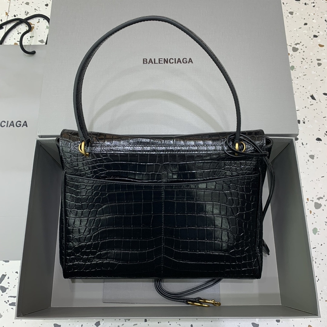 🖤【中号鳄鱼黑】
𝐁𝐀𝐋𝐄𝐍𝐂𝐈𝐀𝐆 𝐑𝐎𝐃𝐄𝐎 𝐁𝐀𝐆 系列手袋👜
新款可以说出道即巅峰，有是一神作，重新开创一种新的风格，慵懒塌塌的造型用在巴黎家没有任何违和 ，有种桀骜不驯的感觉，皮料看起来超有质感，黑色调性沉稳不失时髦，三个尺寸 适应不同身高、不同容量，价值与实用与工艺并存，随手拎着就能融入穿搭～颜值直接出圈
款号：78972
小号尺寸：底长29x高20x宽10cm
中号尺寸：底长35x高23x宽11cm  
大号尺寸：底长40x高30x宽13cm