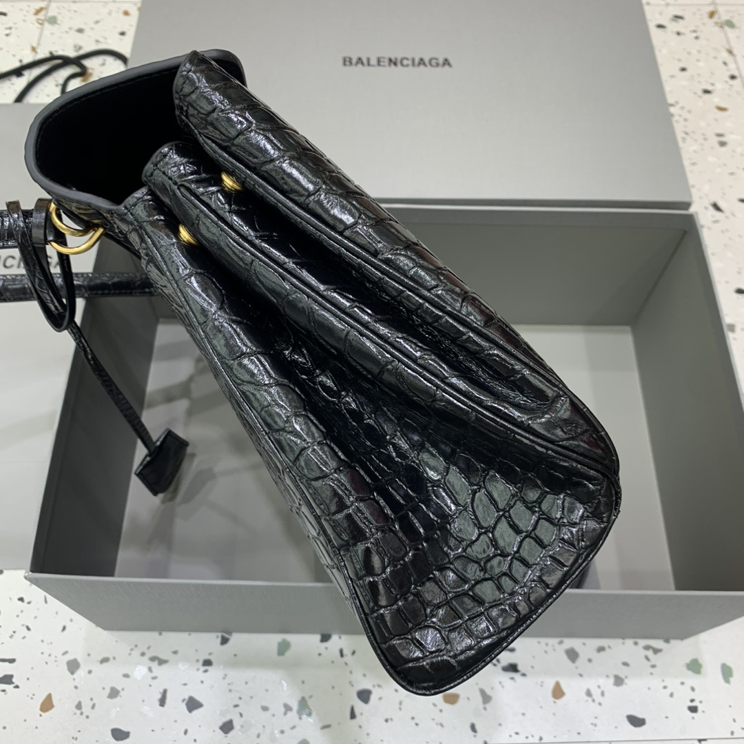 🖤【中号鳄鱼黑】
𝐁𝐀𝐋𝐄𝐍𝐂𝐈𝐀𝐆 𝐑𝐎𝐃𝐄𝐎 𝐁𝐀𝐆 系列手袋👜
新款可以说出道即巅峰，有是一神作，重新开创一种新的风格，慵懒塌塌的造型用在巴黎家没有任何违和 ，有种桀骜不驯的感觉，皮料看起来超有质感，黑色调性沉稳不失时髦，三个尺寸 适应不同身高、不同容量，价值与实用与工艺并存，随手拎着就能融入穿搭～颜值直接出圈
款号：78972
小号尺寸：底长29x高20x宽10cm
中号尺寸：底长35x高23x宽11cm  
大号尺寸：底长40x高30x宽13cm