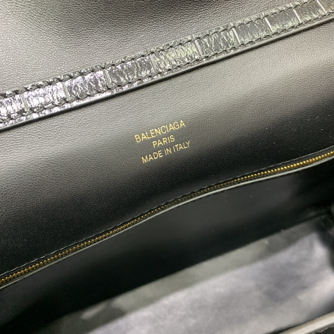 🖤【中号鳄鱼黑】
𝐁𝐀𝐋𝐄𝐍𝐂𝐈𝐀𝐆 𝐑𝐎𝐃𝐄𝐎 𝐁𝐀𝐆 系列手袋👜
新款可以说出道即巅峰，有是一神作，重新开创一种新的风格，慵懒塌塌的造型用在巴黎家没有任何违和 ，有种桀骜不驯的感觉，皮料看起来超有质感，黑色调性沉稳不失时髦，三个尺寸 适应不同身高、不同容量，价值与实用与工艺并存，随手拎着就能融入穿搭～颜值直接出圈
款号：78972
小号尺寸：底长29x高20x宽10cm
中号尺寸：底长35x高23x宽11cm  
大号尺寸：底长40x高30x宽13cm