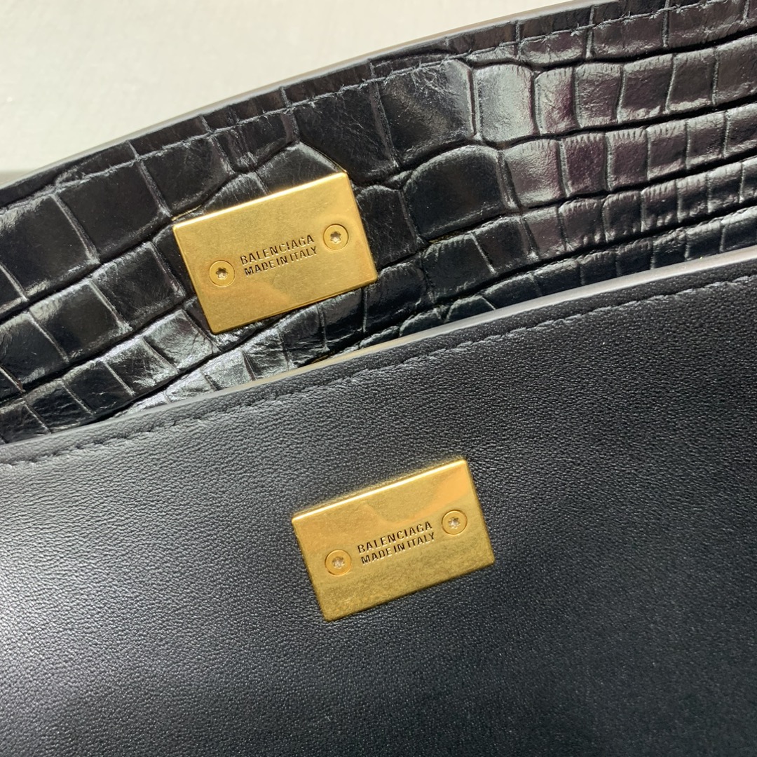 🖤【中号鳄鱼黑】
𝐁𝐀𝐋𝐄𝐍𝐂𝐈𝐀𝐆 𝐑𝐎𝐃𝐄𝐎 𝐁𝐀𝐆 系列手袋👜
新款可以说出道即巅峰，有是一神作，重新开创一种新的风格，慵懒塌塌的造型用在巴黎家没有任何违和 ，有种桀骜不驯的感觉，皮料看起来超有质感，黑色调性沉稳不失时髦，三个尺寸 适应不同身高、不同容量，价值与实用与工艺并存，随手拎着就能融入穿搭～颜值直接出圈
款号：78972
小号尺寸：底长29x高20x宽10cm
中号尺寸：底长35x高23x宽11cm  
大号尺寸：底长40x高30x宽13cm