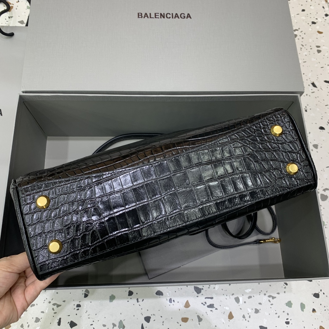 🖤【中号鳄鱼黑】
𝐁𝐀𝐋𝐄𝐍𝐂𝐈𝐀𝐆 𝐑𝐎𝐃𝐄𝐎 𝐁𝐀𝐆 系列手袋👜
新款可以说出道即巅峰，有是一神作，重新开创一种新的风格，慵懒塌塌的造型用在巴黎家没有任何违和 ，有种桀骜不驯的感觉，皮料看起来超有质感，黑色调性沉稳不失时髦，三个尺寸 适应不同身高、不同容量，价值与实用与工艺并存，随手拎着就能融入穿搭～颜值直接出圈
款号：78972
小号尺寸：底长29x高20x宽10cm
中号尺寸：底长35x高23x宽11cm  
大号尺寸：底长40x高30x宽13cm