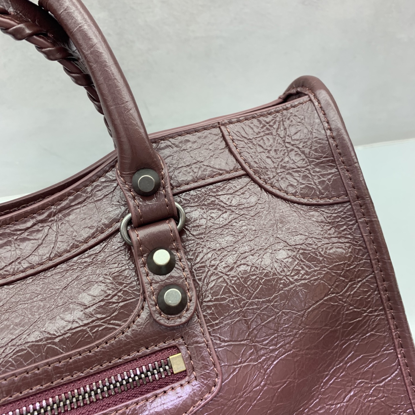 【爆裂枣红】𝗕𝗔𝗟𝗘𝗡𝗖𝗜𝗔𝗚*𝗟𝗘 𝗖𝗜𝗧𝗬‼️中号‼️
最具标志性手袋Le City系列✴️2025该系列强势回归 重新演绎经典👜和经典系列稍有不同的是取消了镜子和卡包，肩带的设计也更加适合斜挎～小细节的变动让整体更显轻盈🌬️时尚感触手可得 款号；0846691080
尺寸：30-13-20cm