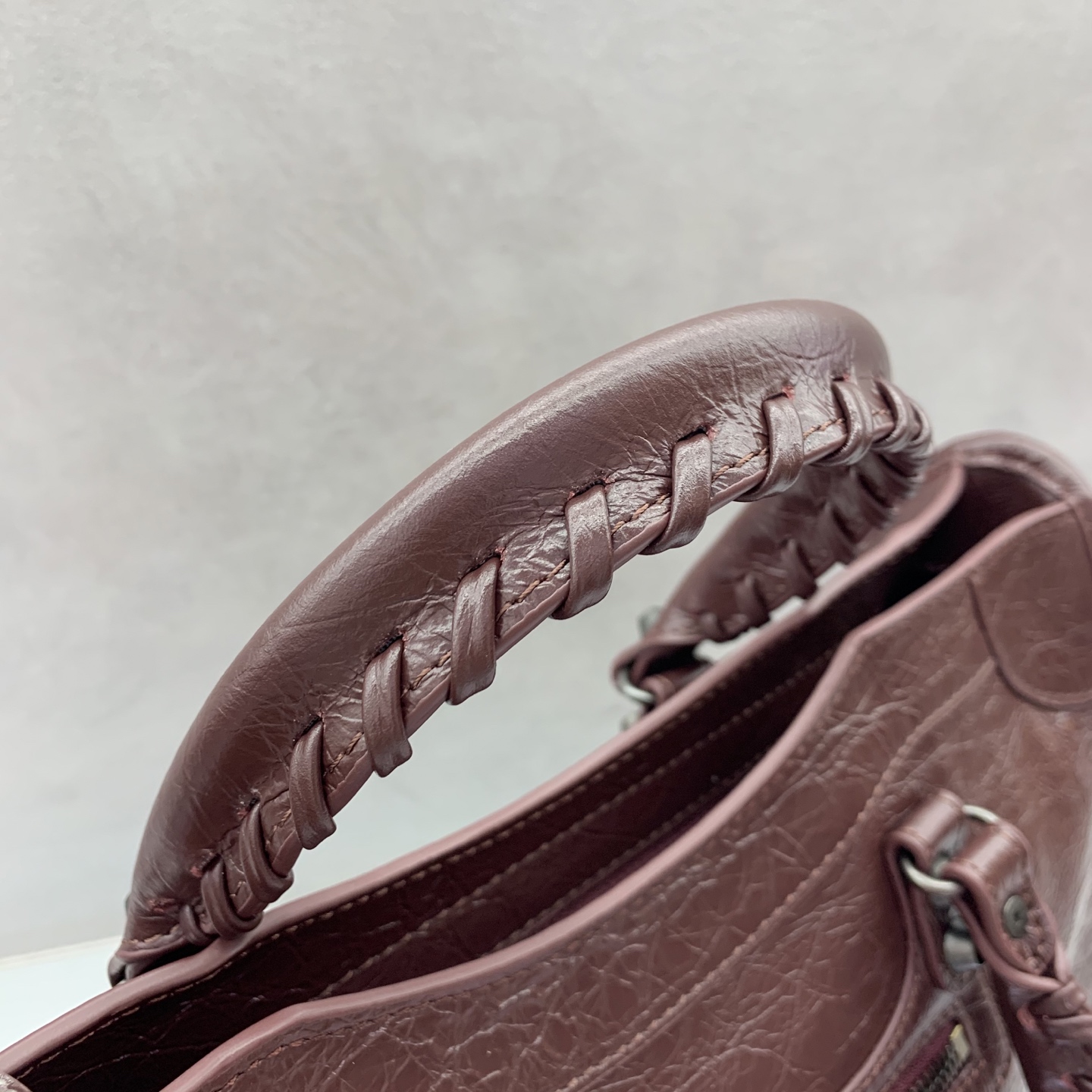 【爆裂枣红】𝗕𝗔𝗟𝗘𝗡𝗖𝗜𝗔𝗚*𝗟𝗘 𝗖𝗜𝗧𝗬‼️中号‼️
最具标志性手袋Le City系列✴️2025该系列强势回归 重新演绎经典👜和经典系列稍有不同的是取消了镜子和卡包，肩带的设计也更加适合斜挎～小细节的变动让整体更显轻盈🌬️时尚感触手可得 款号；0846691080
尺寸：30-13-20cm