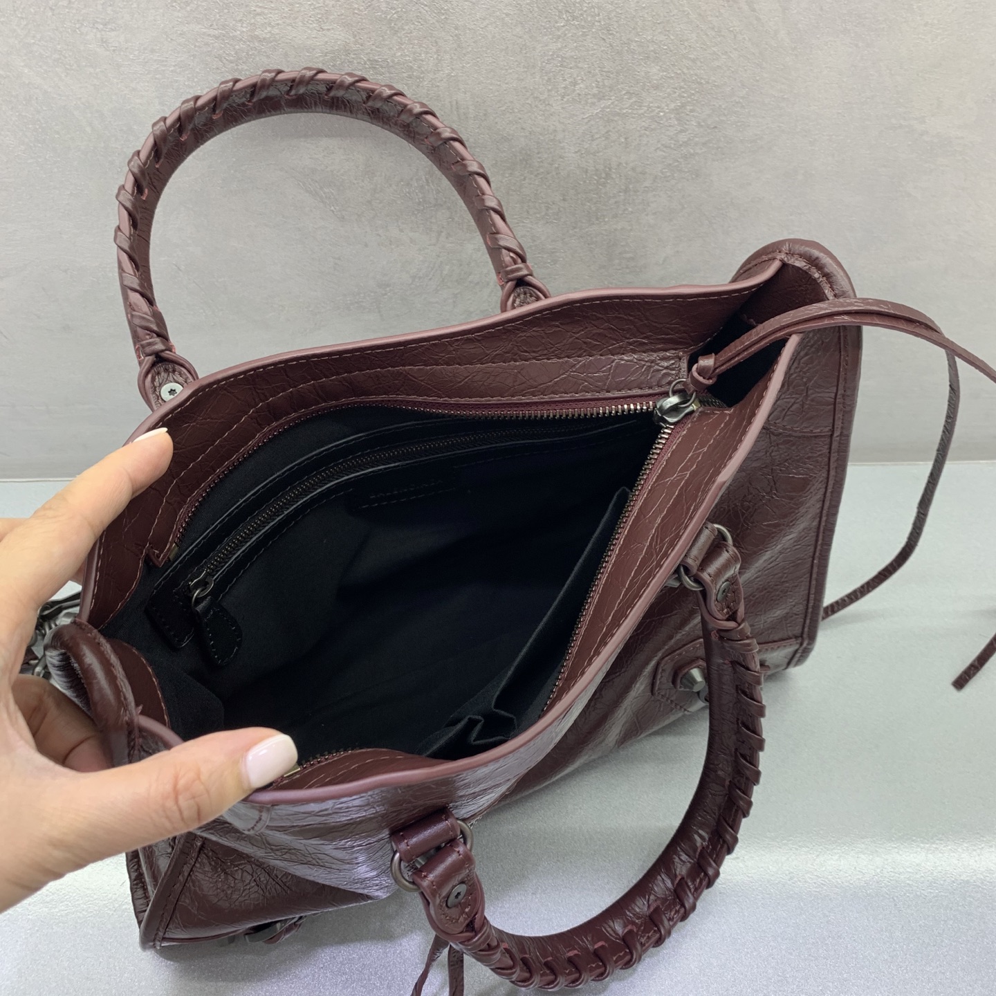 【爆裂枣红】𝗕𝗔𝗟𝗘𝗡𝗖𝗜𝗔𝗚*𝗟𝗘 𝗖𝗜𝗧𝗬‼️中号‼️
最具标志性手袋Le City系列✴️2025该系列强势回归 重新演绎经典👜和经典系列稍有不同的是取消了镜子和卡包，肩带的设计也更加适合斜挎～小细节的变动让整体更显轻盈🌬️时尚感触手可得 款号；0846691080
尺寸：30-13-20cm