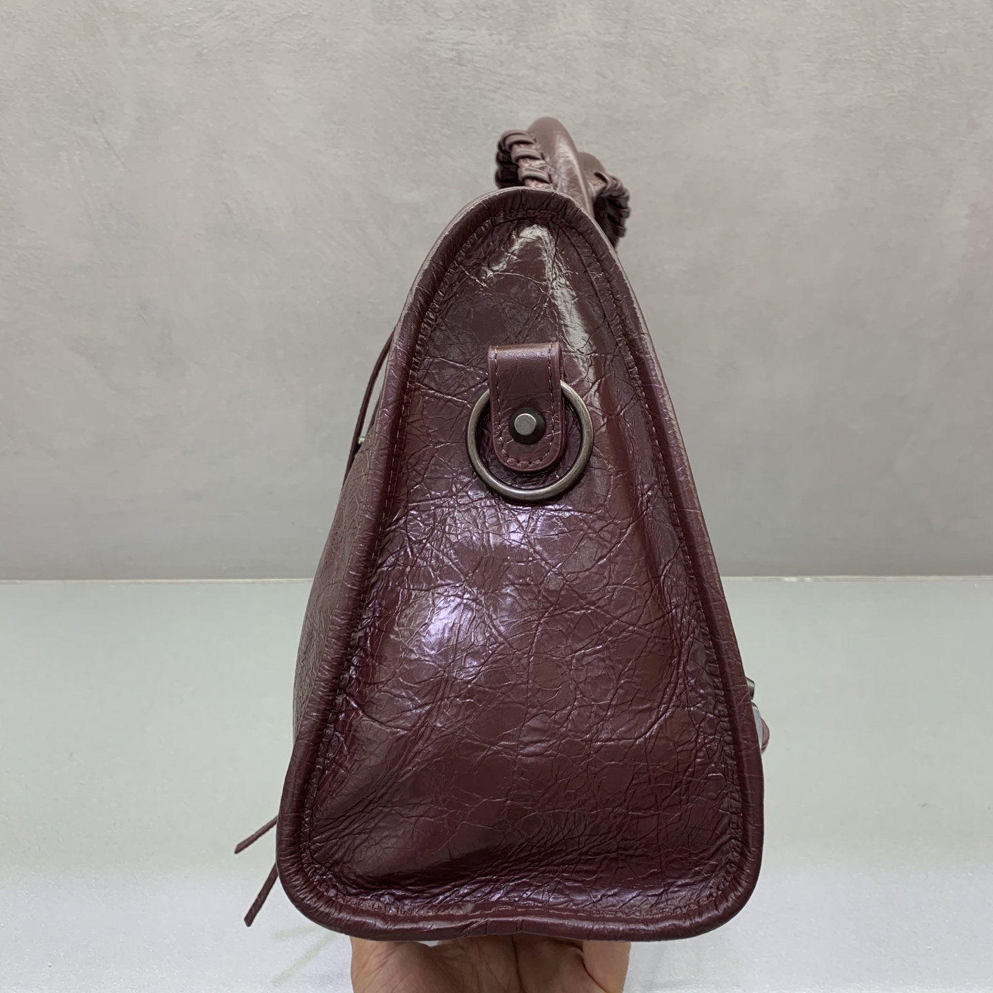 【爆裂枣红】𝗕𝗔𝗟𝗘𝗡𝗖𝗜𝗔𝗚*𝗟𝗘 𝗖𝗜𝗧𝗬‼️中号‼️
最具标志性手袋Le City系列✴️2025该系列强势回归 重新演绎经典👜和经典系列稍有不同的是取消了镜子和卡包，肩带的设计也更加适合斜挎～小细节的变动让整体更显轻盈🌬️时尚感触手可得 款号；0846691080
尺寸：30-13-20cm