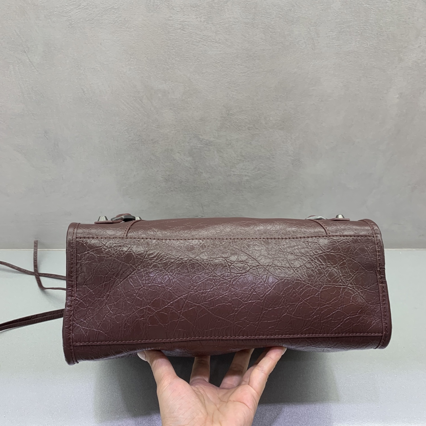 【爆裂枣红】𝗕𝗔𝗟𝗘𝗡𝗖𝗜𝗔𝗚*𝗟𝗘 𝗖𝗜𝗧𝗬‼️中号‼️
最具标志性手袋Le City系列✴️2025该系列强势回归 重新演绎经典👜和经典系列稍有不同的是取消了镜子和卡包，肩带的设计也更加适合斜挎～小细节的变动让整体更显轻盈🌬️时尚感触手可得 款号；0846691080
尺寸：30-13-20cm