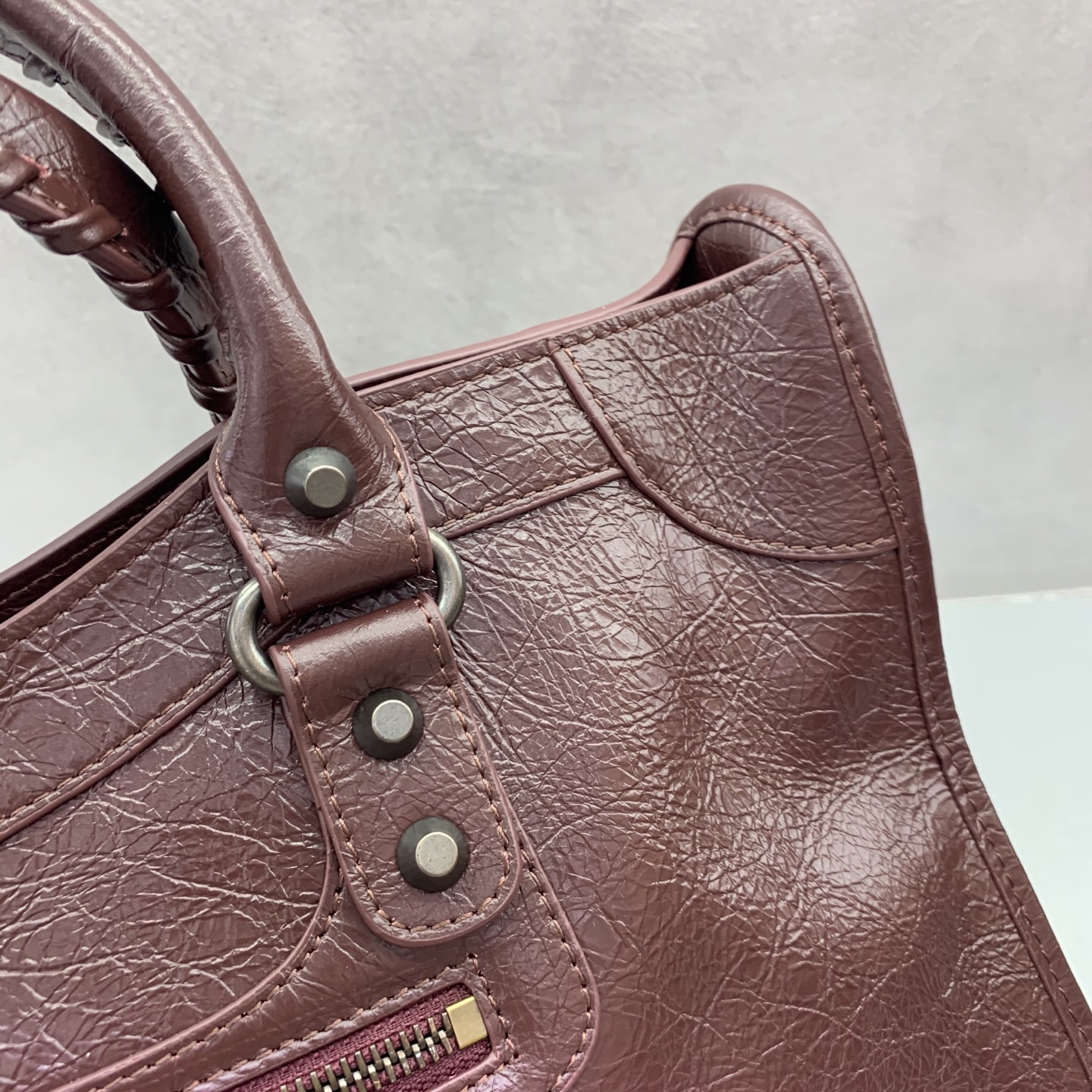 【爆裂枣红】𝗕𝗔𝗟𝗘𝗡𝗖𝗜𝗔𝗚*𝗟𝗘 𝗖𝗜𝗧𝗬‼️大号‼️
最具标志性手袋Le City系列✴️2025该系列强势回归 重新演绎经典👜和经典系列稍有不同的是取消了镜子和卡包，肩带的设计也更加适合斜挎～小细节的变动让整体更显轻盈🌬️时尚感触手可得 款号：1157481180
尺寸：38-15-24cm