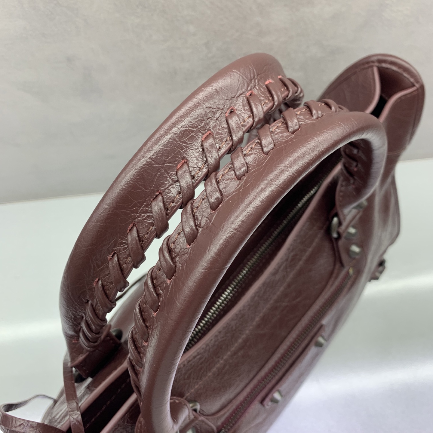 【爆裂枣红】𝗕𝗔𝗟𝗘𝗡𝗖𝗜𝗔𝗚*𝗟𝗘 𝗖𝗜𝗧𝗬‼️大号‼️
最具标志性手袋Le City系列✴️2025该系列强势回归 重新演绎经典👜和经典系列稍有不同的是取消了镜子和卡包，肩带的设计也更加适合斜挎～小细节的变动让整体更显轻盈🌬️时尚感触手可得 款号：1157481180
尺寸：38-15-24cm