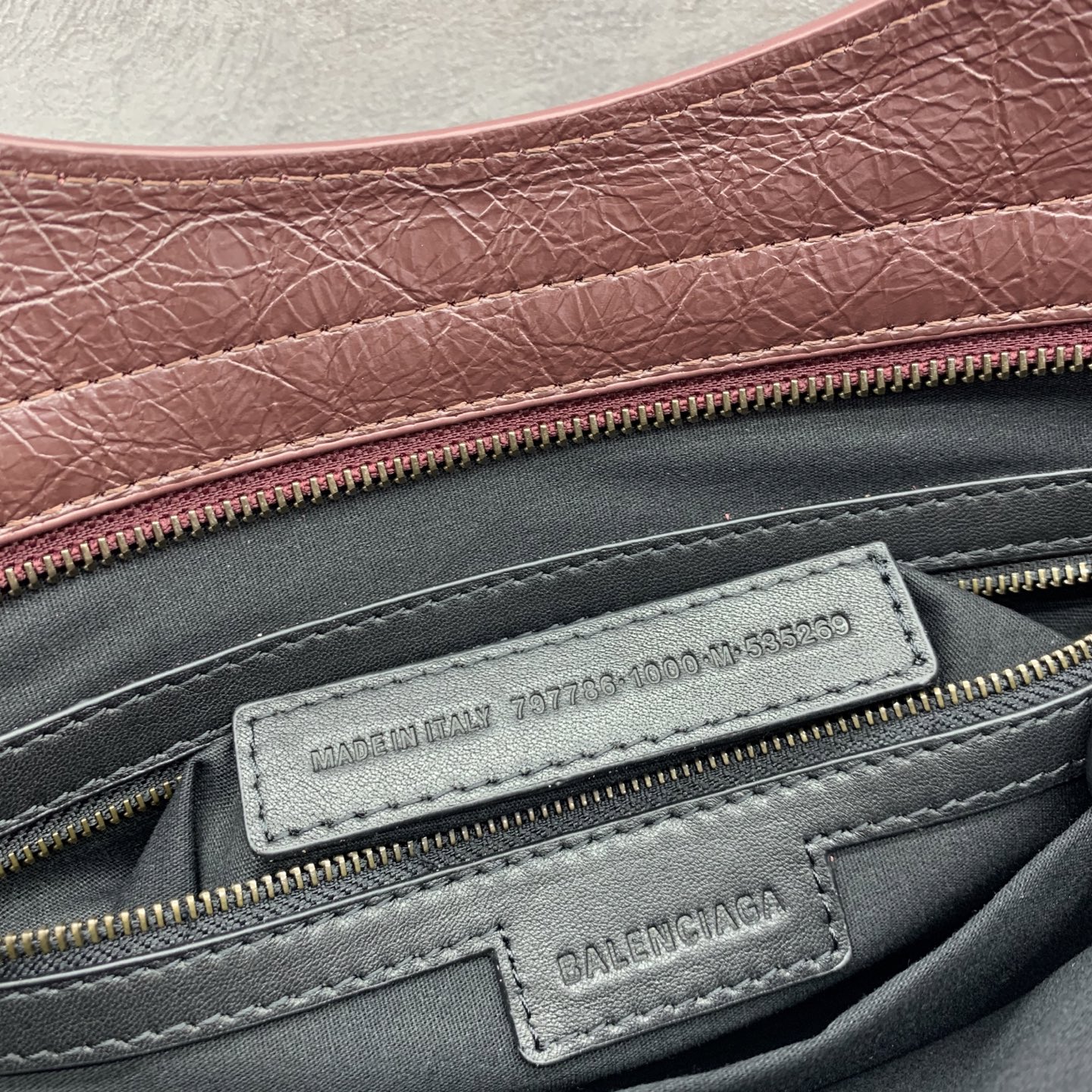 【爆裂枣红】𝗕𝗔𝗟𝗘𝗡𝗖𝗜𝗔𝗚*𝗟𝗘 𝗖𝗜𝗧𝗬‼️大号‼️
最具标志性手袋Le City系列✴️2025该系列强势回归 重新演绎经典👜和经典系列稍有不同的是取消了镜子和卡包，肩带的设计也更加适合斜挎～小细节的变动让整体更显轻盈🌬️时尚感触手可得 款号：1157481180
尺寸：38-15-24cm