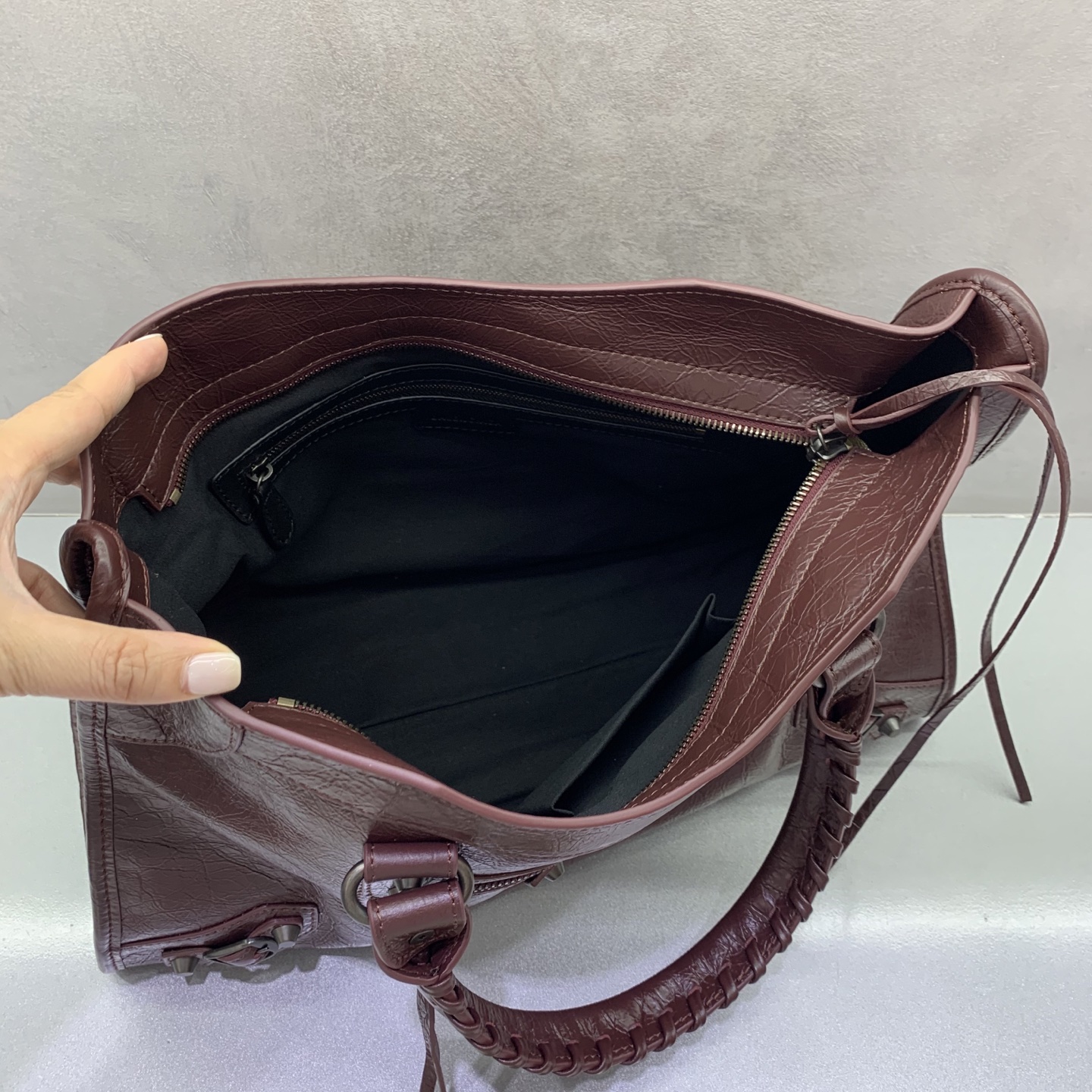 【爆裂枣红】𝗕𝗔𝗟𝗘𝗡𝗖𝗜𝗔𝗚*𝗟𝗘 𝗖𝗜𝗧𝗬‼️大号‼️
最具标志性手袋Le City系列✴️2025该系列强势回归 重新演绎经典👜和经典系列稍有不同的是取消了镜子和卡包，肩带的设计也更加适合斜挎～小细节的变动让整体更显轻盈🌬️时尚感触手可得 款号：1157481180
尺寸：38-15-24cm