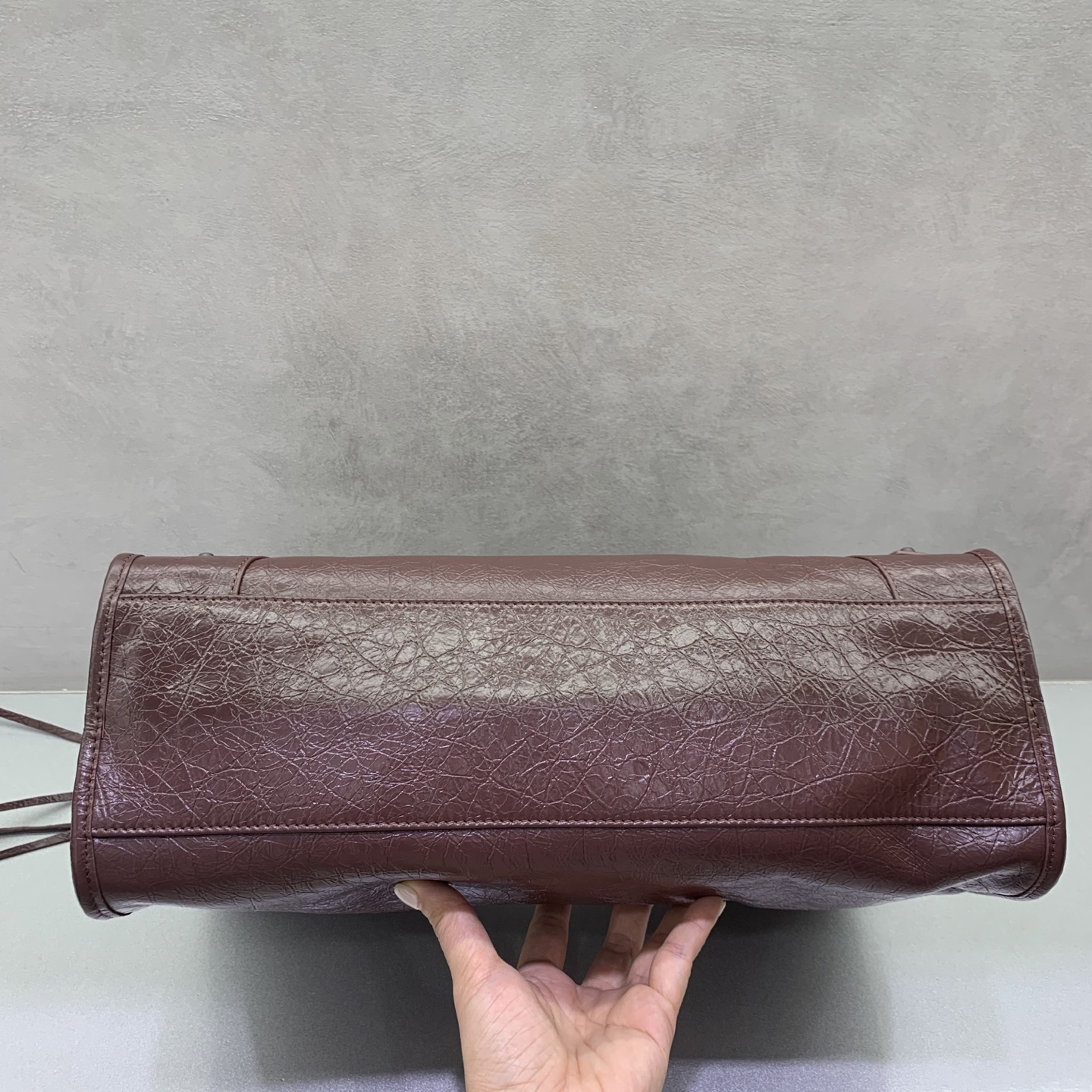 【爆裂枣红】𝗕𝗔𝗟𝗘𝗡𝗖𝗜𝗔𝗚*𝗟𝗘 𝗖𝗜𝗧𝗬‼️大号‼️
最具标志性手袋Le City系列✴️2025该系列强势回归 重新演绎经典👜和经典系列稍有不同的是取消了镜子和卡包，肩带的设计也更加适合斜挎～小细节的变动让整体更显轻盈🌬️时尚感触手可得 款号：1157481180
尺寸：38-15-24cm