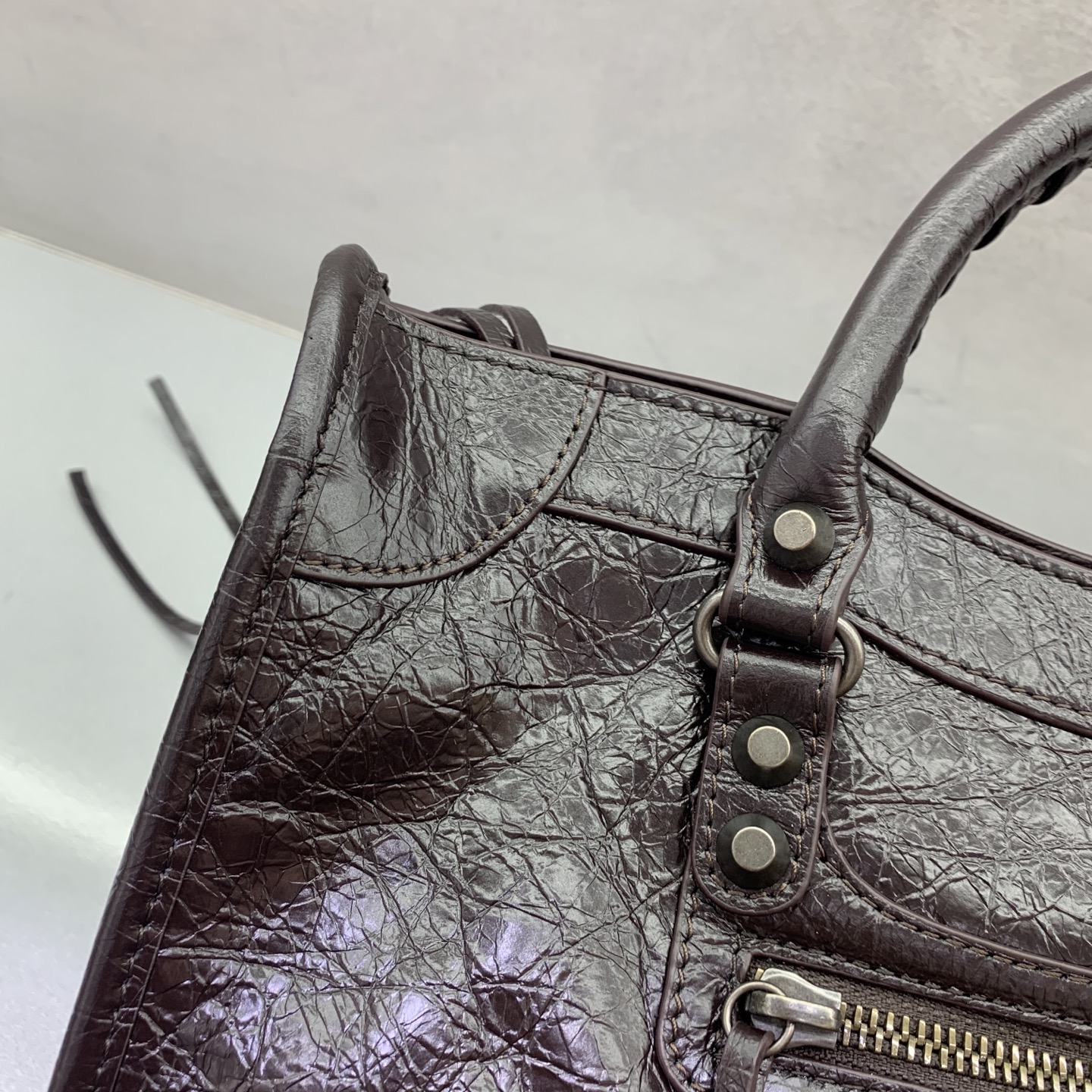 【爆裂咖啡色】𝗕𝗔𝗟𝗘𝗡𝗖𝗜𝗔𝗚*𝗟𝗘 𝗖𝗜𝗧𝗬‼️中号‼️
最具标志性手袋Le City系列✴️2025该系列强势回归 重新演绎经典👜和经典系列稍有不同的是取消了镜子和卡包，肩带的设计也更加适合斜挎～小细节的变动让整体更显轻盈🌬️时尚感触手可得 款号；0846691080
尺寸：30-13-20cm