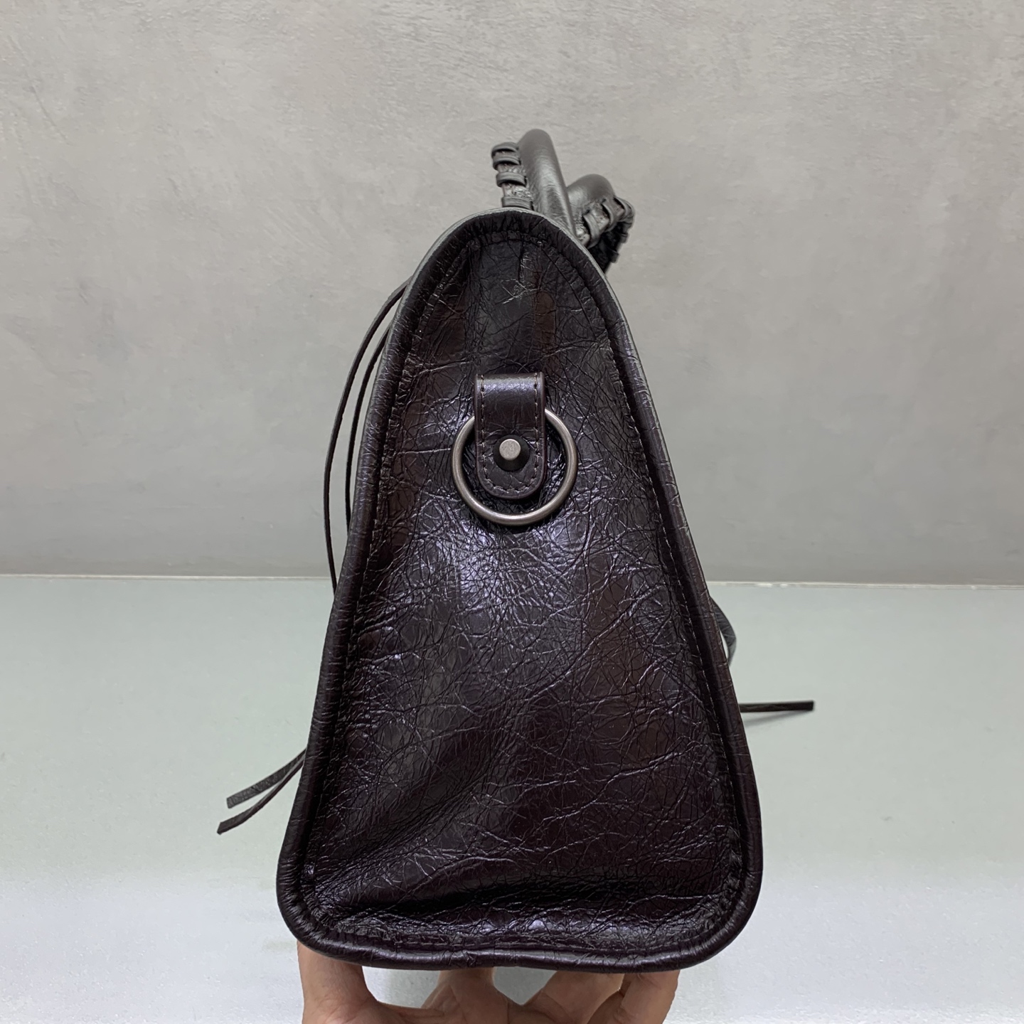 【爆裂咖啡色】𝗕𝗔𝗟𝗘𝗡𝗖𝗜𝗔𝗚*𝗟𝗘 𝗖𝗜𝗧𝗬‼️中号‼️
最具标志性手袋Le City系列✴️2025该系列强势回归 重新演绎经典👜和经典系列稍有不同的是取消了镜子和卡包，肩带的设计也更加适合斜挎～小细节的变动让整体更显轻盈🌬️时尚感触手可得 款号；0846691080
尺寸：30-13-20cm