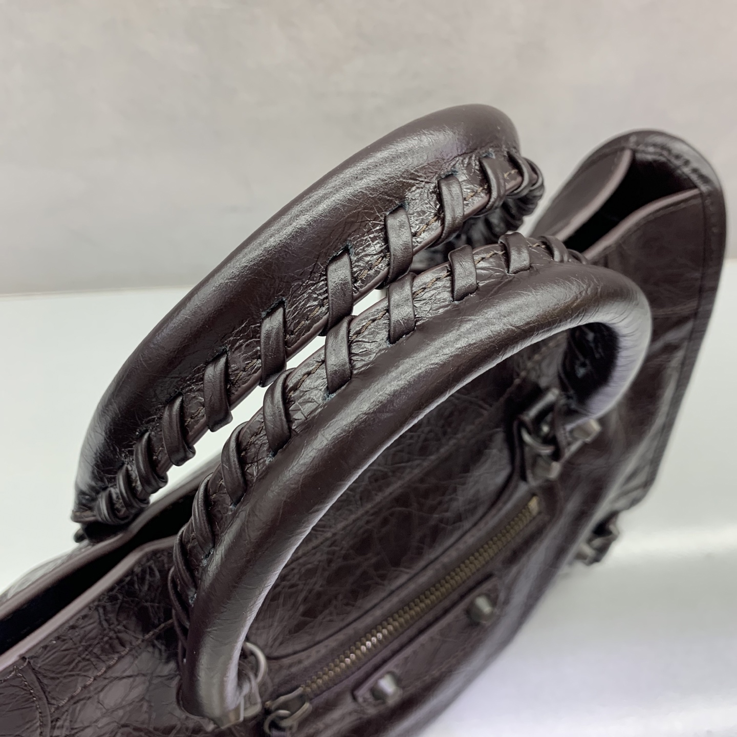 【爆裂咖啡色】𝗕𝗔𝗟𝗘𝗡𝗖𝗜𝗔𝗚*𝗟𝗘 𝗖𝗜𝗧𝗬‼️中号‼️
最具标志性手袋Le City系列✴️2025该系列强势回归 重新演绎经典👜和经典系列稍有不同的是取消了镜子和卡包，肩带的设计也更加适合斜挎～小细节的变动让整体更显轻盈🌬️时尚感触手可得 款号；0846691080
尺寸：30-13-20cm