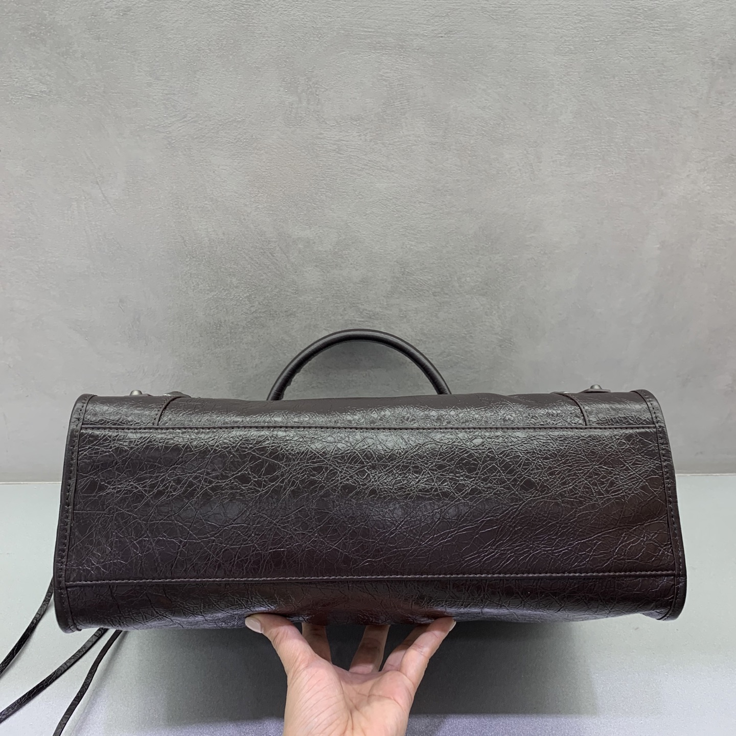 【爆裂咖啡色】𝗕𝗔𝗟𝗘𝗡𝗖𝗜𝗔𝗚*𝗟𝗘 𝗖𝗜𝗧𝗬‼️大号‼️
最具标志性手袋Le City系列✴️2025该系列强势回归 重新演绎经典👜和经典系列稍有不同的是取消了镜子和卡包，肩带的设计也更加适合斜挎～小细节的变动让整体更显轻盈🌬️时尚感触手可得 款号：1157481180
尺寸：38-15-24cm