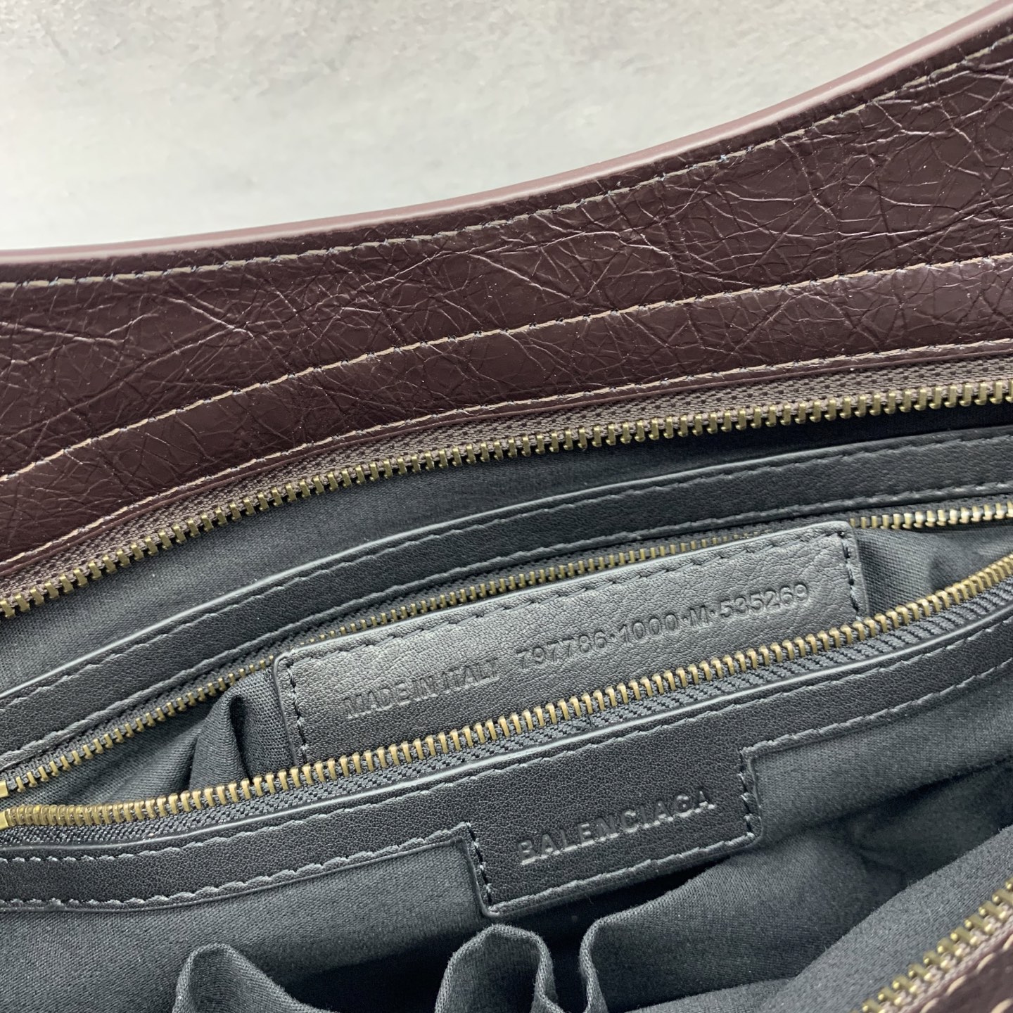 【爆裂咖啡色】𝗕𝗔𝗟𝗘𝗡𝗖𝗜𝗔𝗚*𝗟𝗘 𝗖𝗜𝗧𝗬‼️大号‼️
最具标志性手袋Le City系列✴️2025该系列强势回归 重新演绎经典👜和经典系列稍有不同的是取消了镜子和卡包，肩带的设计也更加适合斜挎～小细节的变动让整体更显轻盈🌬️时尚感触手可得 款号：1157481180
尺寸：38-15-24cm