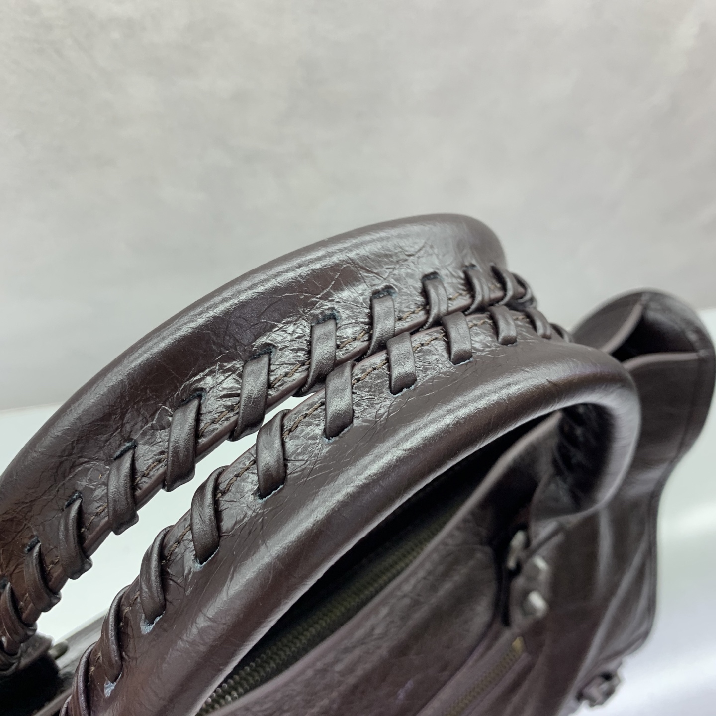 【爆裂咖啡色】𝗕𝗔𝗟𝗘𝗡𝗖𝗜𝗔𝗚*𝗟𝗘 𝗖𝗜𝗧𝗬‼️大号‼️
最具标志性手袋Le City系列✴️2025该系列强势回归 重新演绎经典👜和经典系列稍有不同的是取消了镜子和卡包，肩带的设计也更加适合斜挎～小细节的变动让整体更显轻盈🌬️时尚感触手可得 款号：1157481180
尺寸：38-15-24cm