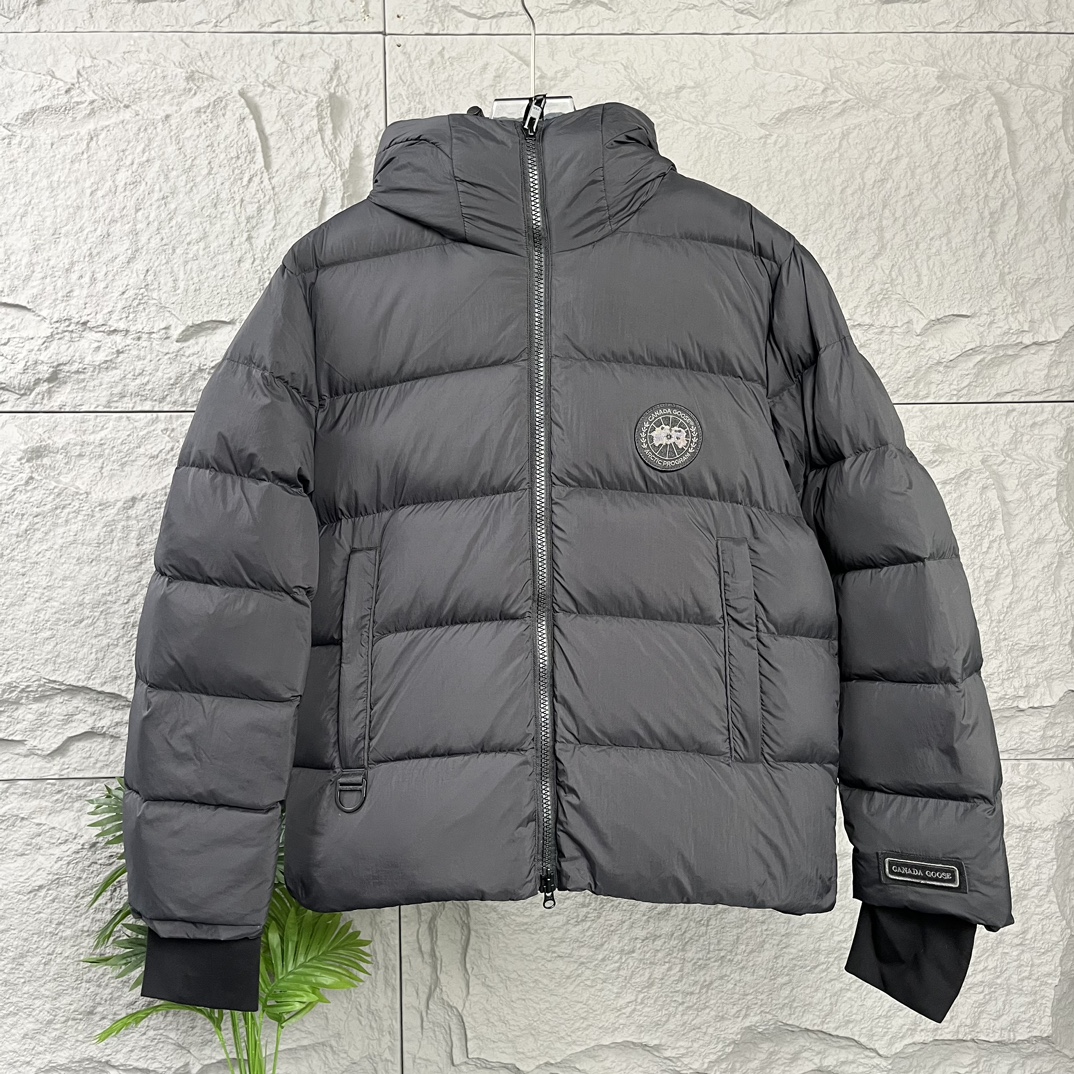 顶级Canada goose 欧阳娜娜同款二代 羽绒服 男女同款 颜色 黑色 卡其色 外套界中必不能缺少的大鹅黑标羽绒服!设计师最新款!大鹅羽绒服一直是时尚的热宠元素,各路达人都很爱!时尚连帽剪裁,高级客供细腻鹅绒 回弹性高,门襟顺滑拉链,结实牢固.两侧口袋,可收纳随身小件物品,解放双手,外出活动无所顾忌,还能满足手插兜的需求👏👏大鹅出品,能被一众明星拿来当团服的.这款羽绒服运用了双层防绒内胆设计,防风性能超强,冬天穿会非常保暖!新标80绒填充,蓬松度高,防风连帽设计走在户外把领子拉到最高,双手插进口袋非常暖和了,所有身材都可以轻松驾驭!内里配备弹性风雪裙设计 包裹性更好,简单利落的款式设计彰显男人气质,无可挑款式经典永不过时,保暖又实穿,还炒鸡百搭!可闭眼入的款!