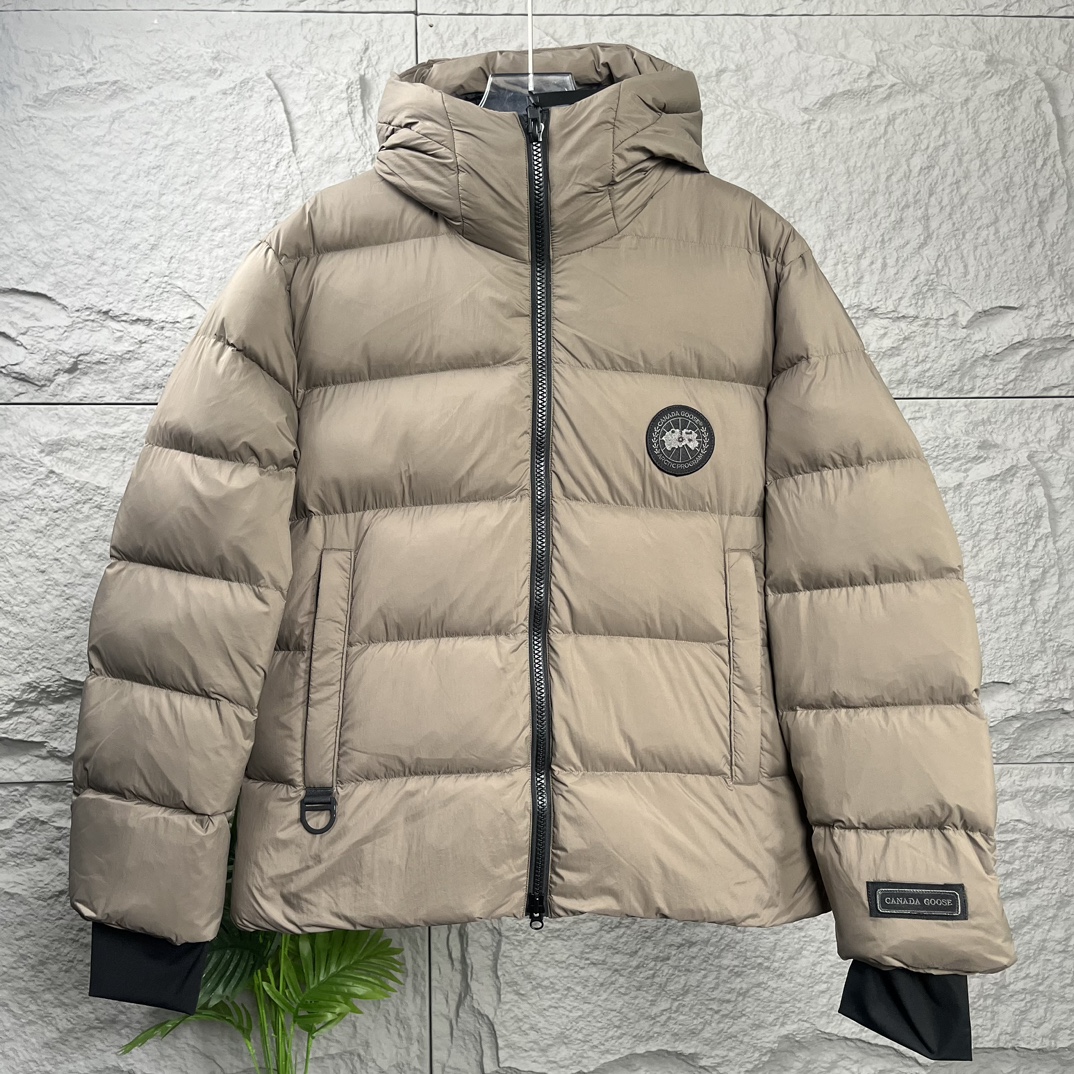 顶级Canada goose 欧阳娜娜同款二代 羽绒服 男女同款 颜色 黑色 卡其色 外套界中必不能缺少的大鹅黑标羽绒服!设计师最新款!大鹅羽绒服一直是时尚的热宠元素,各路达人都很爱!时尚连帽剪裁,高级客供细腻鹅绒 回弹性高,门襟顺滑拉链,结实牢固.两侧口袋,可收纳随身小件物品,解放双手,外出活动无所顾忌,还能满足手插兜的需求👏👏大鹅出品,能被一众明星拿来当团服的.这款羽绒服运用了双层防绒内胆设计,防风性能超强,冬天穿会非常保暖!80绒填充,蓬松度高,防风连帽设计走在户外把领子拉到最高,双手插进口袋非常暖和了,所有身材都可以轻松驾驭!内里配备弹性风雪裙设计 包裹性更好,简单利落的款式设计彰显男人气质,无可挑款式经典永不过时,保暖又实穿,还炒鸡百搭!可闭眼入的款!