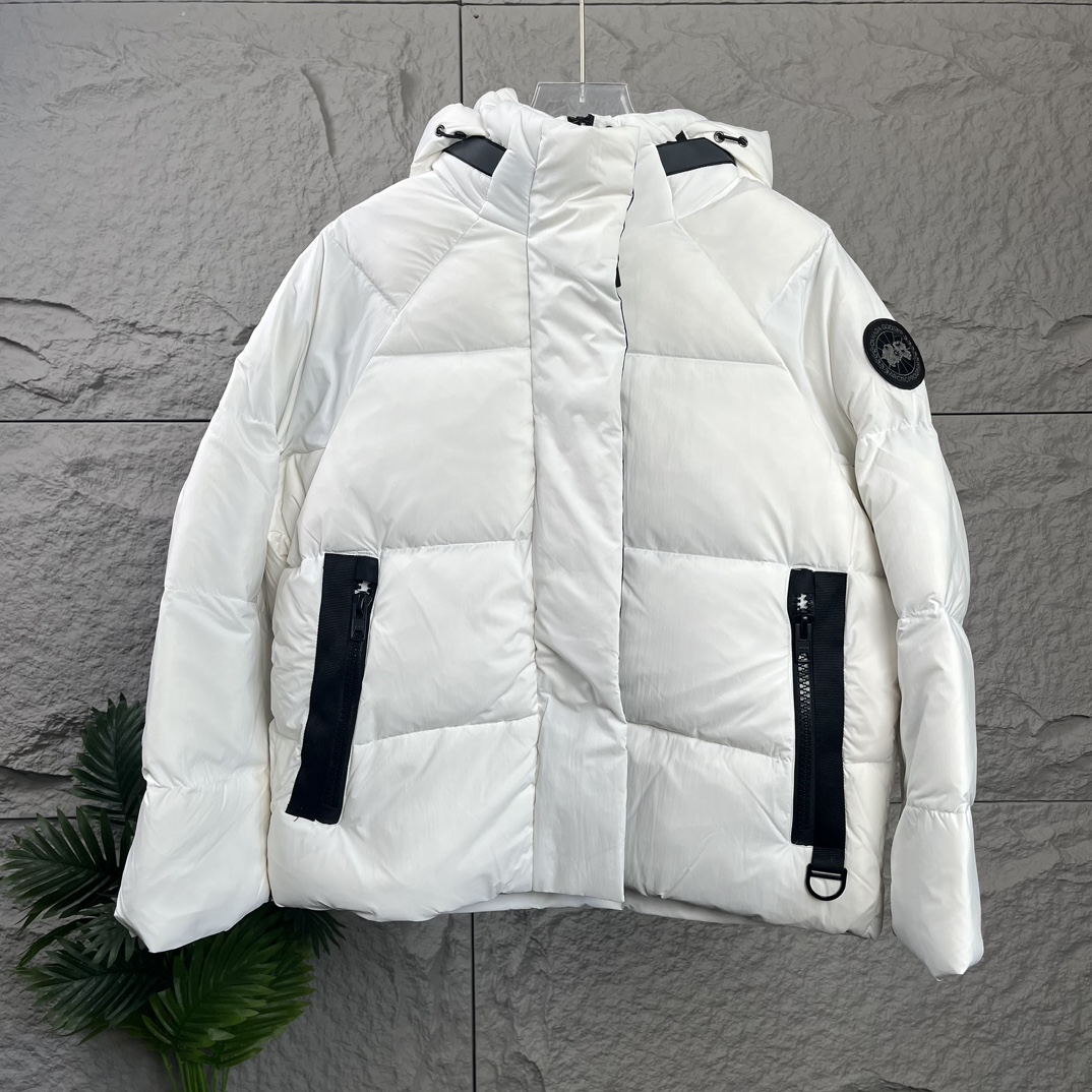 欧阳娜娜一代-白色 加拿大鹅欧阳娜娜同款3m反光黑标羽绒服大衣 junction 派克大衣 重量轻,保暖. junction 派克大衣采用带 cordura 的柔软enduraluxe 面料制成,增强了易磨损部位的耐用性,轻盈耐用.衣领上的360度反光条带提高了在昏暗环境中的可见性.带有可拆卸兜帽,方便在天气变暖的过渡时节穿着.