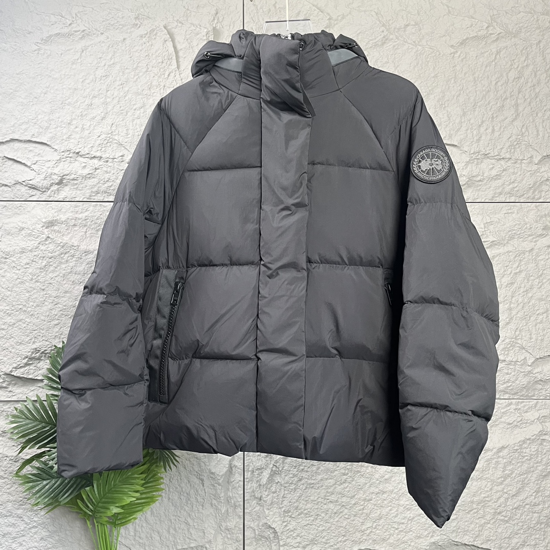 欧阳娜娜一代-黑色 加拿大鹅欧阳娜娜同款3m反光黑标羽绒服大衣 junction 派克大衣 重量轻,保暖. junction 派克大衣采用带 cordura 的柔软enduraluxe 面料制成,增强了易磨损部位的耐用性,轻盈耐用.衣领上的360度反光条带提高了在昏暗环境中的可见性.带有可拆卸兜帽,方便在天气变暖的过渡时节穿着.