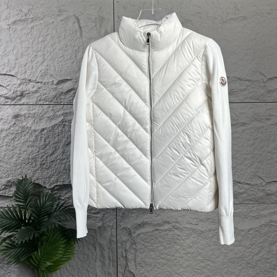 Moncler|盟可睐 蒙口斜条纹针织拼接立领薄款 羽绒服A801 冬天的内搭神器早秋季必备单品!每年这个时候都会出几款毛衣拼羽绒.其实毛衣拼羽绒在常青款都是走基础风格,可以单穿还可以搭配叠穿,会更有层次感 前面是羽绒,背面和两个袖子都是羊毛混纺的面料,柔软细腻的针织感完全不扎人!这质感太赞了,绒朵大且细腻无梗,蓬松度十足!填充量足足的,保暖性能也不在话下 防风保暖,杜绝任何跑绒的可能性.手感丝滑柔顺,挺括度也非常好,上身不会显臃肿,拼接设计的常青款! 颜色:白色、黑色、卡其色