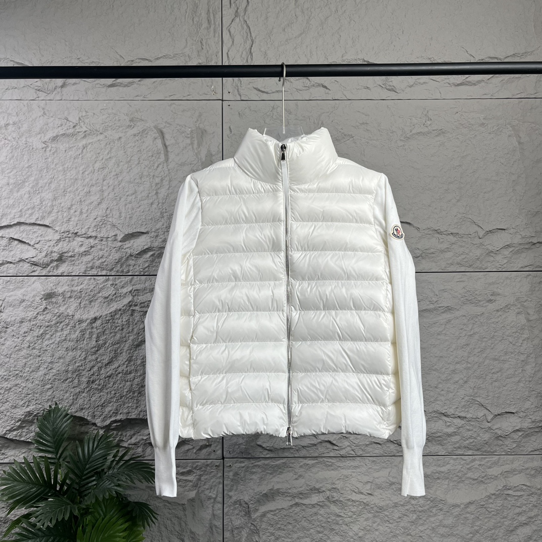 Moncler|盟可睐 蒙口九格横纹针织拼接立领薄款 羽绒服A802 冬天的内搭神器早秋季必备单品!每年这个时候都会出几款毛衣拼羽绒.其实毛衣拼羽绒在常青款都是走基础风格,可以单穿还可以搭配叠穿,会更有层次感 前面是羽绒,背面和两个袖子都是羊毛混纺的面料,柔软细腻的针织感完全不扎人!这质感太赞了,绒朵大且细腻无梗,蓬松度十足!填充量足足的,保暖性能也不在话下 防风保暖,杜绝任何跑绒的可能性.手感丝滑柔顺,挺括度也非常好,上身不会显臃肿,拼接设计的常青款! 颜色:白色、黑色、卡其色