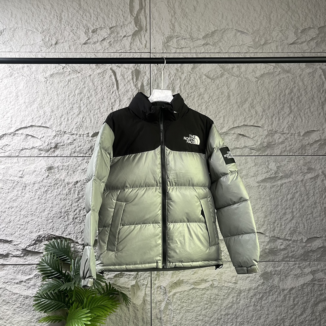 The North Face|北面大格子羽绒服-芥茉绿
❶刺绣采用进口田岛绣花 万针刺绣,采用进口7号针,日本女皇绣线,保证每字饱满工、立体感清晰。
❷填充国标绒,保暖性能更出色,轻便不厚重,压缩后的蓬松度恢复性好!
❸原厂定制40D格子四级防水布料,内胆采用40T高密度胆布,防止跑绒,并保证手感及膨松度,内里采用尼龙nylon双重双层封禁设计,不会出现任何跑绒现象,内置抽拉绳扣的可调节下摆,可防风防寒!
❹拉链采用吉田YKK原厂定制,刻字清晰,质感完美顺滑.
❺辅料及扣子均采用原版一样铜芯弹簧【非市面铁芯弹簧】
码数:XS S M L XL XXL
颜色:黑色 白色 以太蓝 小麦色 黑灰色 芥茉绿 砖红色 粉色