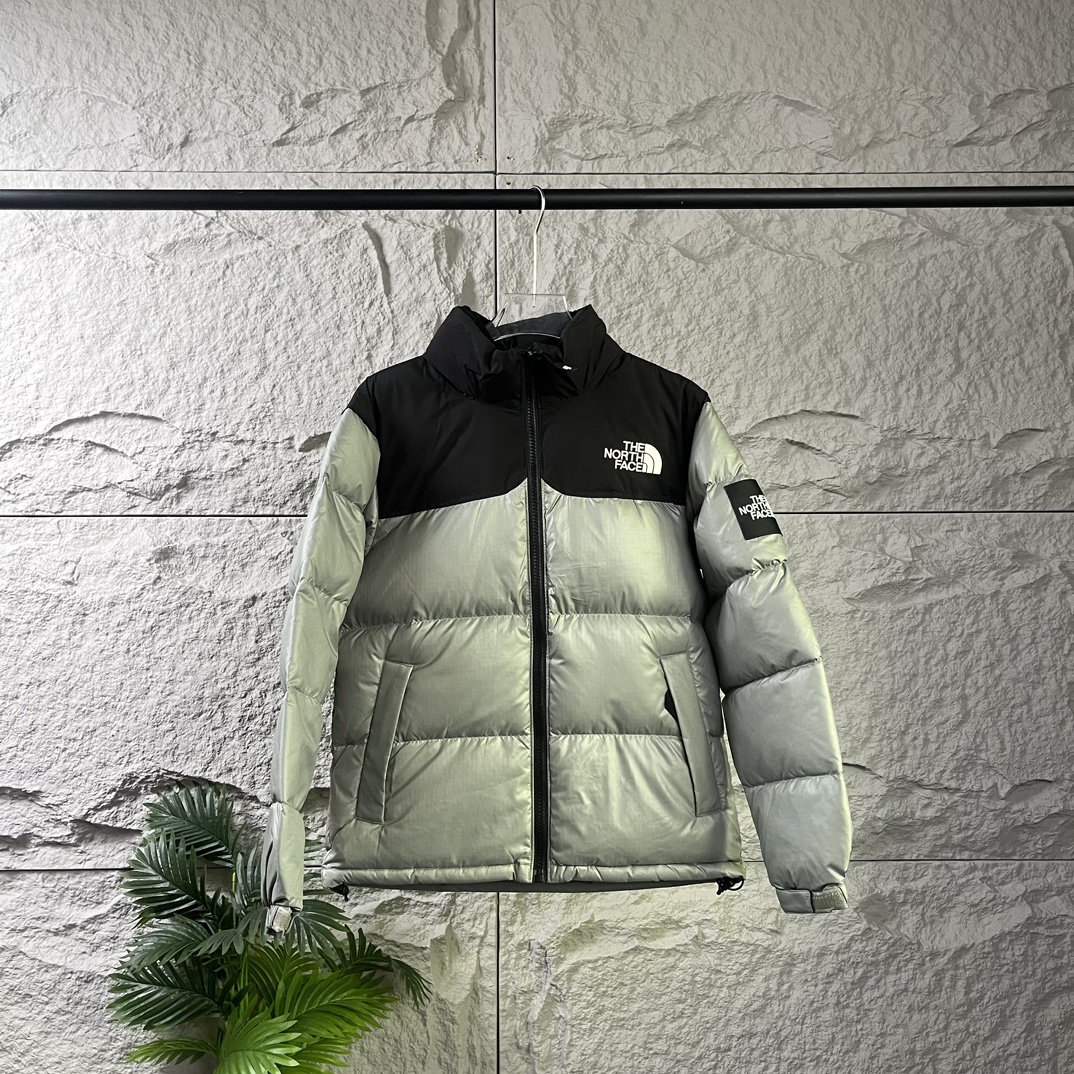The North Face｜北面大格子羽绒服-芥茉绿
❶刺绣采用进口田岛绣花 万针刺绣，采用进口7号针，日本女皇绣线，保证每字饱满工、立体感清晰。
❷填充国标绒，保暖性能更出色，轻便不厚重，压缩后的蓬松度恢复性好！ 
❸原厂定制40D格子四级防水布料，内胆采用40T高密度胆布，防止跑绒，并保证手感及膨松度，内里采用尼龙nylon双重双层封禁设计，不会出现任何跑绒现象，内置抽拉绳扣的可调节下摆，可防风防寒！ 
❹拉链采用吉田YKK原厂定制，刻字清晰，质感完美顺滑.
❺辅料及扣子均采用原版一样铜芯弹簧【非市面铁芯弹簧】
码数：XS S M L XL XXL
颜色：黑色 白色 以太蓝 小麦色 黑灰色 芥茉绿 砖红色 粉色