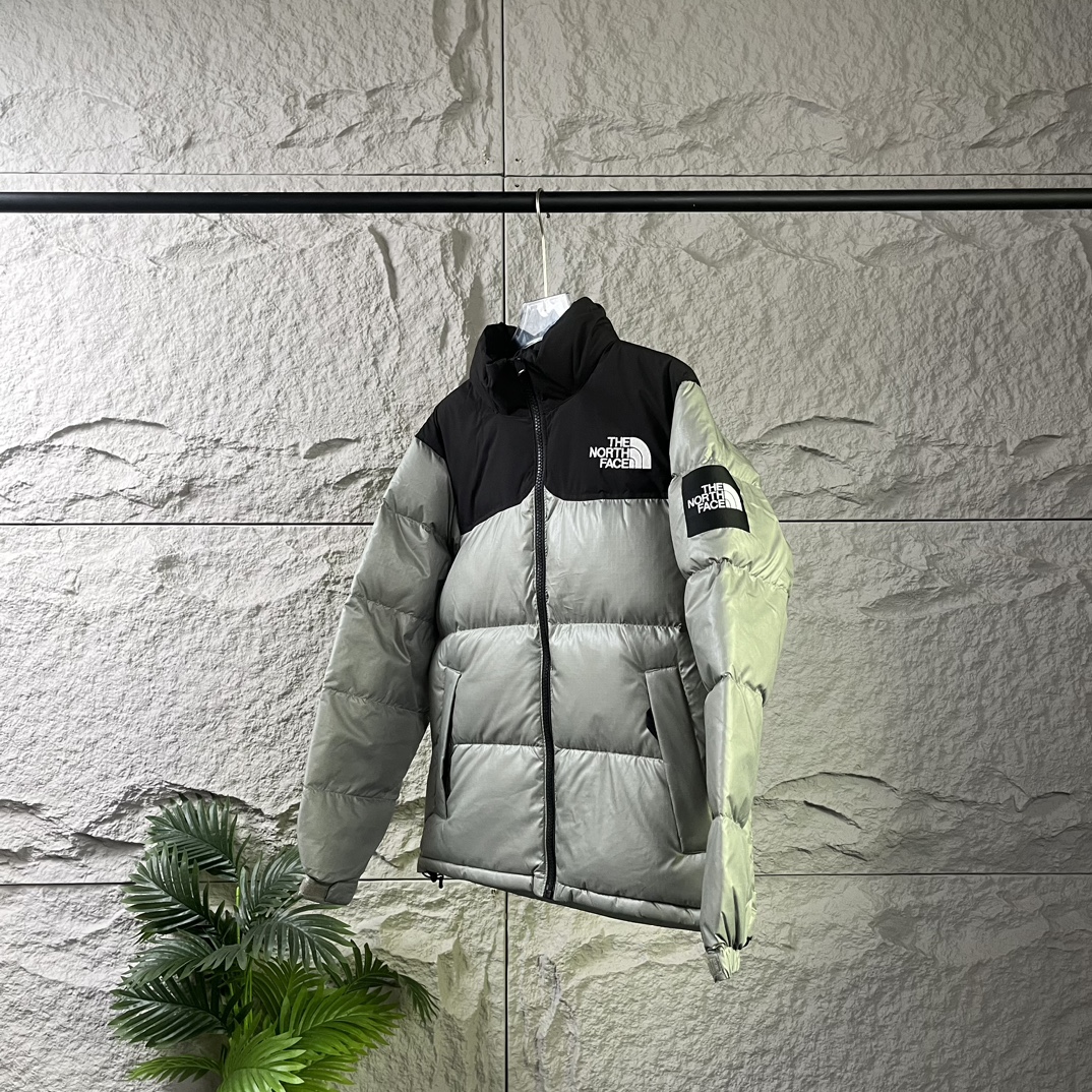 The North Face|北面大格子羽绒服-芥茉绿
❶刺绣采用进口田岛绣花 万针刺绣,采用进口7号针,日本女皇绣线,保证每字饱满工、立体感清晰。
❷填充国标绒,保暖性能更出色,轻便不厚重,压缩后的蓬松度恢复性好!
❸原厂定制40D格子四级防水布料,内胆采用40T高密度胆布,防止跑绒,并保证手感及膨松度,内里采用尼龙nylon双重双层封禁设计,不会出现任何跑绒现象,内置抽拉绳扣的可调节下摆,可防风防寒!
❹拉链采用吉田YKK原厂定制,刻字清晰,质感完美顺滑.
❺辅料及扣子均采用原版一样铜芯弹簧【非市面铁芯弹簧】
码数:XS S M L XL XXL
颜色:黑色 白色 以太蓝 小麦色 黑灰色 芥茉绿 砖红色 粉色