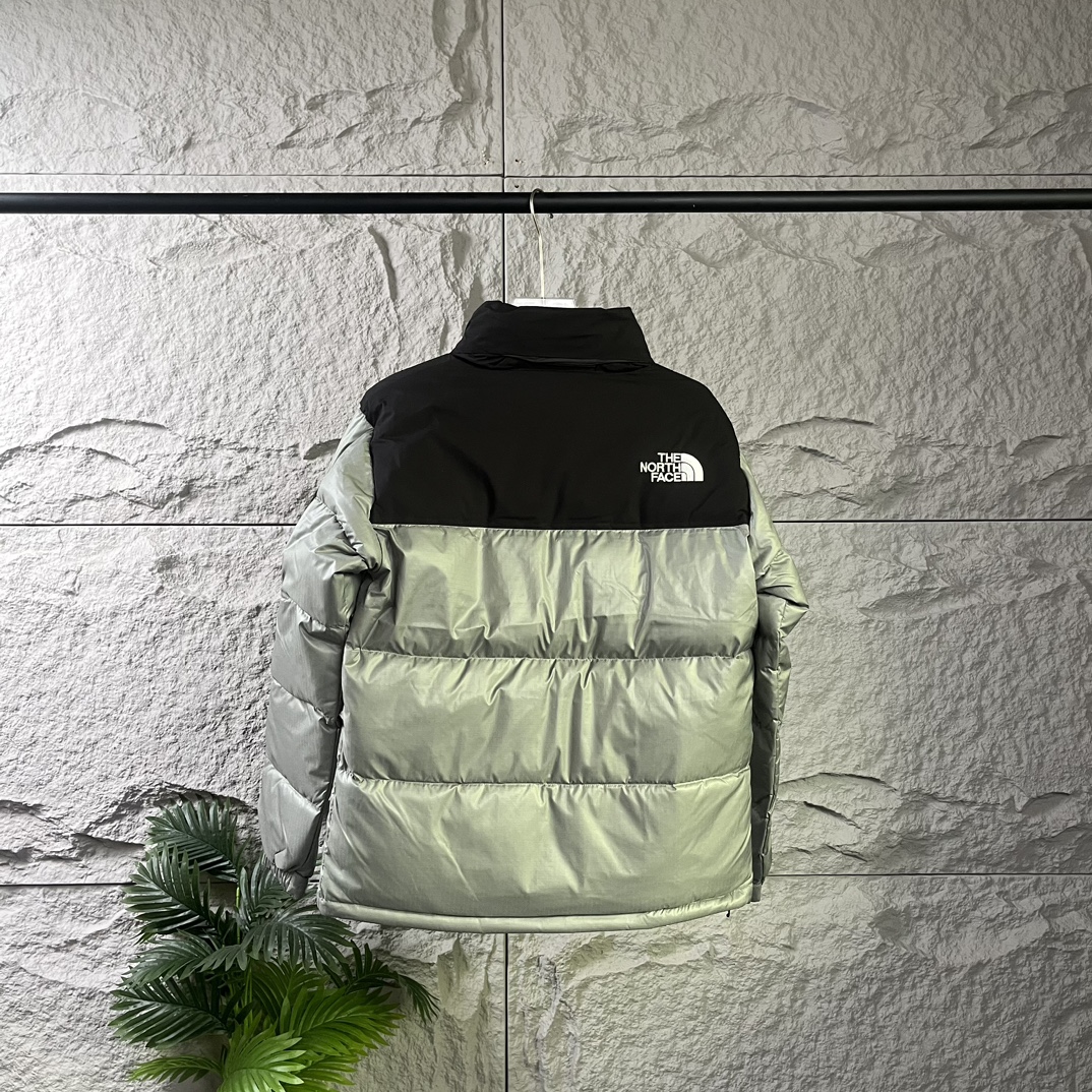 The North Face|北面大格子羽绒服-芥茉绿
❶刺绣采用进口田岛绣花 万针刺绣,采用进口7号针,日本女皇绣线,保证每字饱满工、立体感清晰。
❷填充国标绒,保暖性能更出色,轻便不厚重,压缩后的蓬松度恢复性好!
❸原厂定制40D格子四级防水布料,内胆采用40T高密度胆布,防止跑绒,并保证手感及膨松度,内里采用尼龙nylon双重双层封禁设计,不会出现任何跑绒现象,内置抽拉绳扣的可调节下摆,可防风防寒!
❹拉链采用吉田YKK原厂定制,刻字清晰,质感完美顺滑.
❺辅料及扣子均采用原版一样铜芯弹簧【非市面铁芯弹簧】
码数:XS S M L XL XXL
颜色:黑色 白色 以太蓝 小麦色 黑灰色 芥茉绿 砖红色 粉色