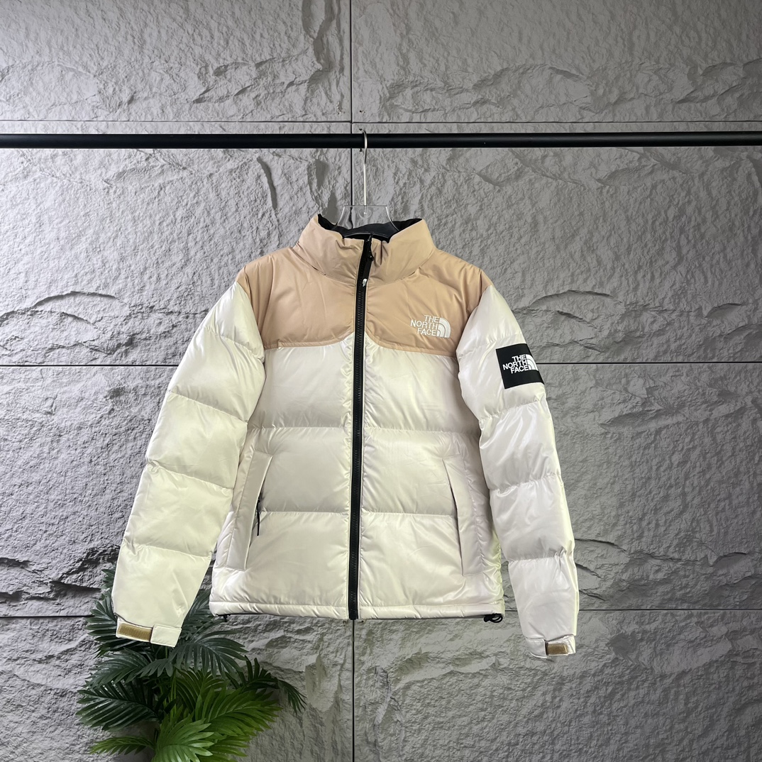 The North Face｜北面大格子羽绒服－小麦色
❶刺绣采用进口田岛绣花 万针刺绣，采用进口7号针，日本女皇绣线，保证每字饱满工、立体感清晰。
❷填充国标绒，保暖性能更出色，轻便不厚重，压缩后的蓬松度恢复性好！ 
❸原厂定制40D格子四级防水布料，内胆采用40T高密度胆布，防止跑绒，并保证手感及膨松度，内里采用尼龙nylon双重双层封禁设计，不会出现任何跑绒现象，内置抽拉绳扣的可调节下摆，可防风防寒！ 
❹拉链采用吉田YKK原厂定制，刻字清晰，质感完美顺滑.
❺辅料及扣子均采用原版一样铜芯弹簧【非市面铁芯弹簧】
码数：XS S M L XL XXL
颜色：黑色 白色 以太蓝 小麦色 黑灰色 芥茉绿 砖红色 粉色