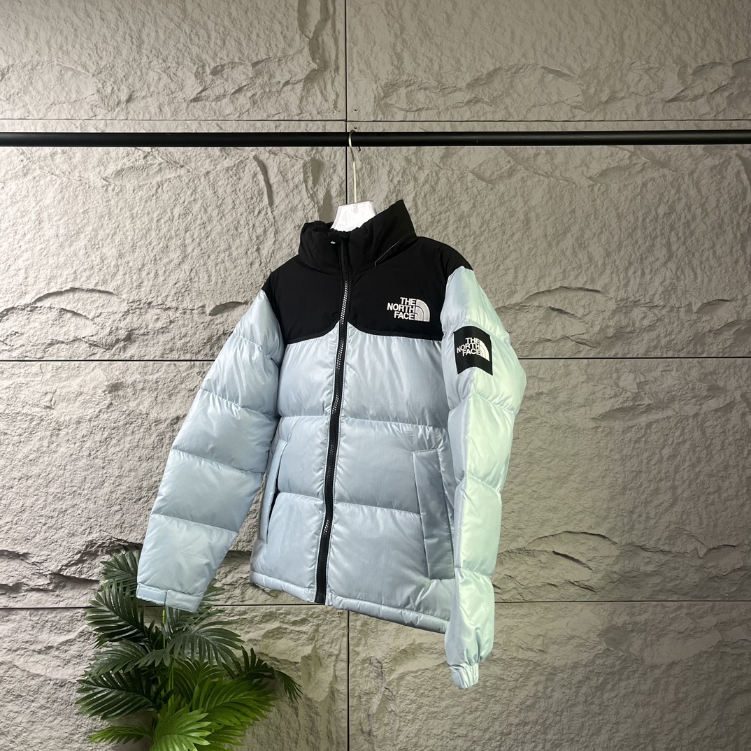 The North Face|北面大格子羽绒服-以太蓝
❶刺绣采用进口田岛绣花 万针刺绣,采用进口7号针,日本女皇绣线,保证每字饱满工、立体感清晰。
❷填充国标绒,保暖性能更出色,轻便不厚重,压缩后的蓬松度恢复性好!
❸原厂定制40D格子四级防水布料,内胆采用40T高密度胆布,防止跑绒,并保证手感及膨松度,内里采用尼龙nylon双重双层封禁设计,不会出现任何跑绒现象,内置抽拉绳扣的可调节下摆,可防风防寒!
❹拉链采用吉田YKK原厂定制,刻字清晰,质感完美顺滑.
❺辅料及扣子均采用原版一样铜芯弹簧【非市面铁芯弹簧】
码数:XS S M L XL XXL
颜色:黑色 白色 以太蓝 小麦色 黑灰色 芥茉绿 砖红色 粉色