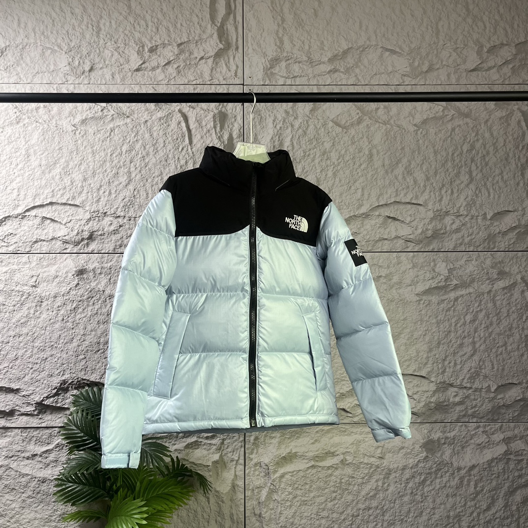 The North Face|北面大格子羽绒服-以太蓝
❶刺绣采用进口田岛绣花 万针刺绣,采用进口7号针,日本女皇绣线,保证每字饱满工、立体感清晰。
❷填充国标绒,保暖性能更出色,轻便不厚重,压缩后的蓬松度恢复性好!
❸原厂定制40D格子四级防水布料,内胆采用40T高密度胆布,防止跑绒,并保证手感及膨松度,内里采用尼龙nylon双重双层封禁设计,不会出现任何跑绒现象,内置抽拉绳扣的可调节下摆,可防风防寒!
❹拉链采用吉田YKK原厂定制,刻字清晰,质感完美顺滑.
❺辅料及扣子均采用原版一样铜芯弹簧【非市面铁芯弹簧】
码数:XS S M L XL XXL
颜色:黑色 白色 以太蓝 小麦色 黑灰色 芥茉绿 砖红色 粉色
