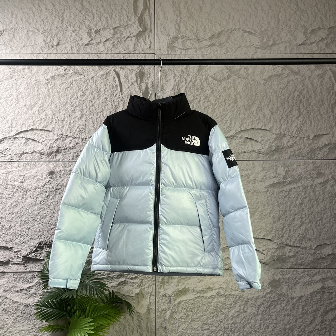The North Face｜北面大格子羽绒服-以太蓝
❶刺绣采用进口田岛绣花 万针刺绣，采用进口7号针，日本女皇绣线，保证每字饱满工、立体感清晰。
❷填充国标绒，保暖性能更出色，轻便不厚重，压缩后的蓬松度恢复性好！ 
❸原厂定制40D格子四级防水布料，内胆采用40T高密度胆布，防止跑绒，并保证手感及膨松度，内里采用尼龙nylon双重双层封禁设计，不会出现任何跑绒现象，内置抽拉绳扣的可调节下摆，可防风防寒！ 
❹拉链采用吉田YKK原厂定制，刻字清晰，质感完美顺滑.
❺辅料及扣子均采用原版一样铜芯弹簧【非市面铁芯弹簧】
码数：XS S M L XL XXL
颜色：黑色 白色 以太蓝 小麦色 黑灰色 芥茉绿 砖红色 粉色