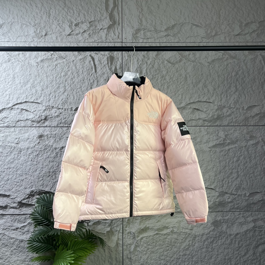 The North Face|北面大格子羽绒服-粉色
❶刺绣采用进口田岛绣花 万针刺绣,采用进口7号针,日本女皇绣线,保证每字饱满工、立体感清晰。
❷填充国标绒,保暖性能更出色,轻便不厚重,压缩后的蓬松度恢复性好!
❸原厂定制40D格子四级防水布料,内胆采用40T高密度胆布,防止跑绒,并保证手感及膨松度,内里采用尼龙nylon双重双层封禁设计,不会出现任何跑绒现象,内置抽拉绳扣的可调节下摆,可防风防寒!
❹拉链采用吉田YKK原厂定制,刻字清晰,质感完美顺滑.
❺辅料及扣子均采用原版一样铜芯弹簧【非市面铁芯弹簧】
码数:XS S M L XL XXL
颜色:黑色 白色 以太蓝 小麦色 黑灰色 芥茉绿 砖红色 粉色