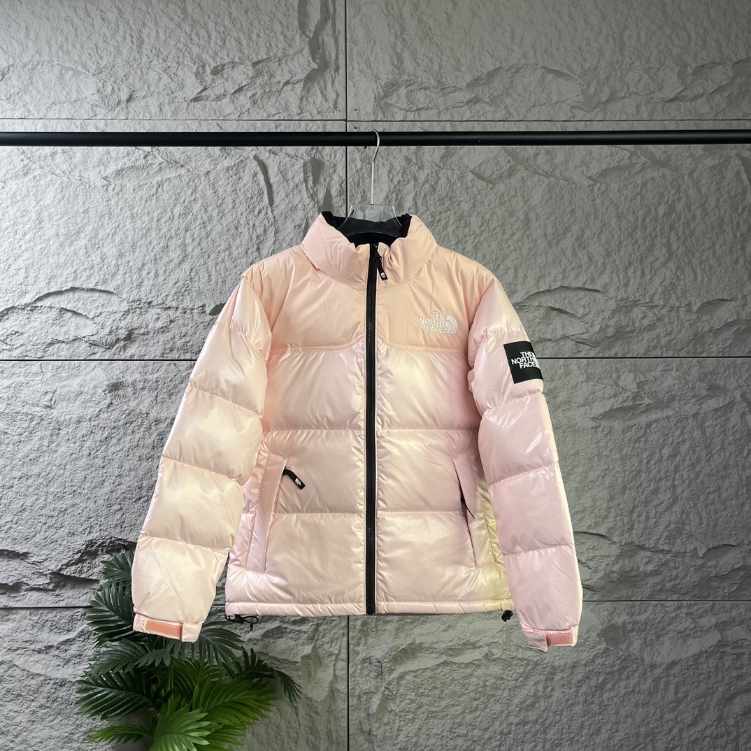 The North Face｜北面大格子羽绒服-粉色
❶刺绣采用进口田岛绣花 万针刺绣，采用进口7号针，日本女皇绣线，保证每字饱满工、立体感清晰。
❷填充国标绒，保暖性能更出色，轻便不厚重，压缩后的蓬松度恢复性好！ 
❸原厂定制40D格子四级防水布料，内胆采用40T高密度胆布，防止跑绒，并保证手感及膨松度，内里采用尼龙nylon双重双层封禁设计，不会出现任何跑绒现象，内置抽拉绳扣的可调节下摆，可防风防寒！ 
❹拉链采用吉田YKK原厂定制，刻字清晰，质感完美顺滑.
❺辅料及扣子均采用原版一样铜芯弹簧【非市面铁芯弹簧】
码数：XS S M L XL XXL
颜色：黑色 白色 以太蓝 小麦色 黑灰色 芥茉绿 砖红色 粉色