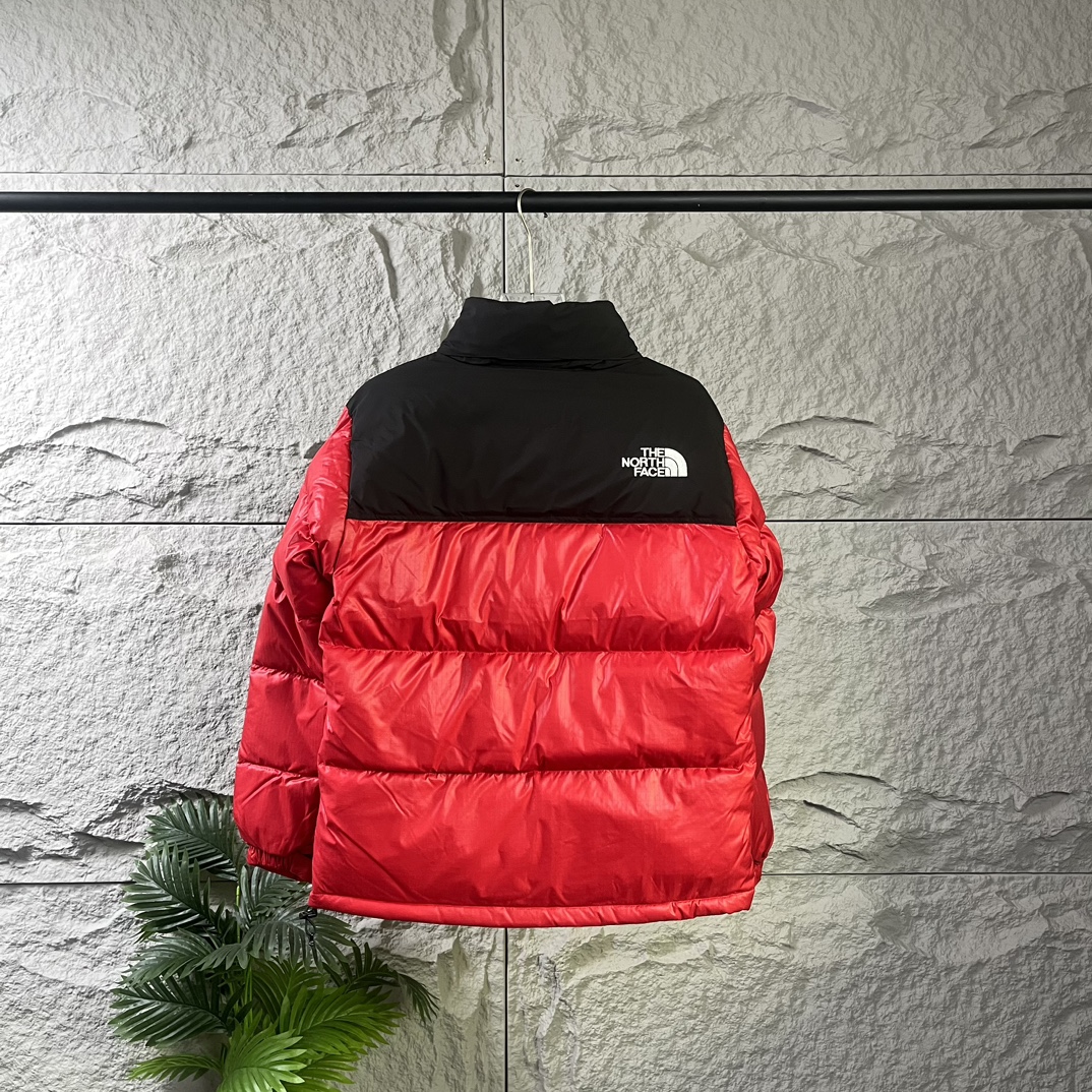 The North Face|北面大格子羽绒服-砖红色
❶刺绣采用进口田岛绣花 万针刺绣,采用进口7号针,日本女皇绣线,保证每字饱满工、立体感清晰。
❷填充国标绒,保暖性能更出色,轻便不厚重,压缩后的蓬松度恢复性好!
❸原厂定制40D格子四级防水布料,内胆采用40T高密度胆布,防止跑绒,并保证手感及膨松度,内里采用尼龙nylon双重双层封禁设计,不会出现任何跑绒现象,内置抽拉绳扣的可调节下摆,可防风防寒!
❹拉链采用吉田YKK原厂定制,刻字清晰,质感完美顺滑.
❺辅料及扣子均采用原版一样铜芯弹簧【非市面铁芯弹簧】
码数:XS S M L XL XXL
颜色:黑色 白色 以太蓝 小麦色 黑灰色 芥茉绿 砖红色 粉色