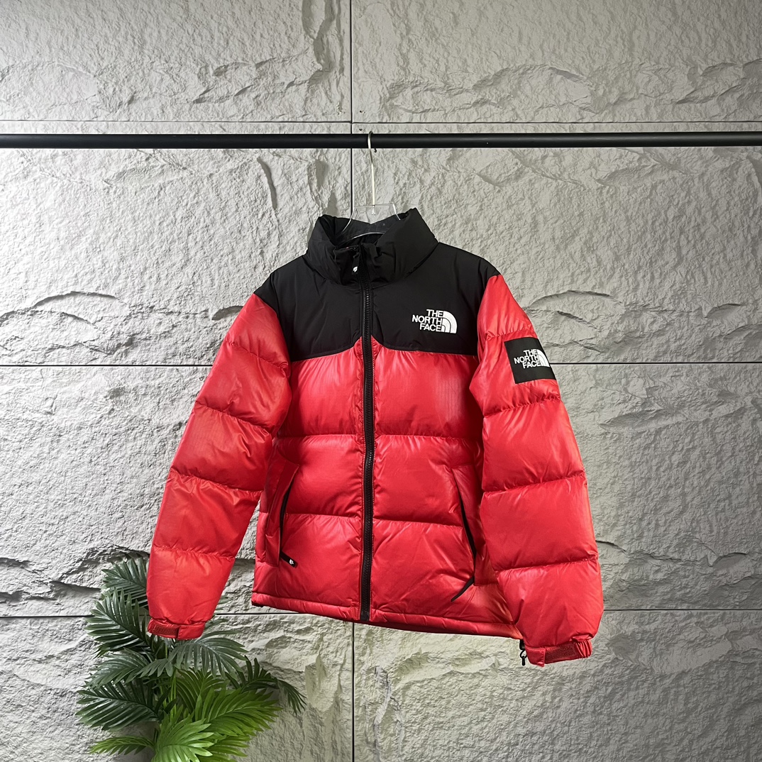 The North Face|北面大格子羽绒服-砖红色
❶刺绣采用进口田岛绣花 万针刺绣,采用进口7号针,日本女皇绣线,保证每字饱满工、立体感清晰。
❷填充国标绒,保暖性能更出色,轻便不厚重,压缩后的蓬松度恢复性好!
❸原厂定制40D格子四级防水布料,内胆采用40T高密度胆布,防止跑绒,并保证手感及膨松度,内里采用尼龙nylon双重双层封禁设计,不会出现任何跑绒现象,内置抽拉绳扣的可调节下摆,可防风防寒!
❹拉链采用吉田YKK原厂定制,刻字清晰,质感完美顺滑.
❺辅料及扣子均采用原版一样铜芯弹簧【非市面铁芯弹簧】
码数:XS S M L XL XXL
颜色:黑色 白色 以太蓝 小麦色 黑灰色 芥茉绿 砖红色 粉色