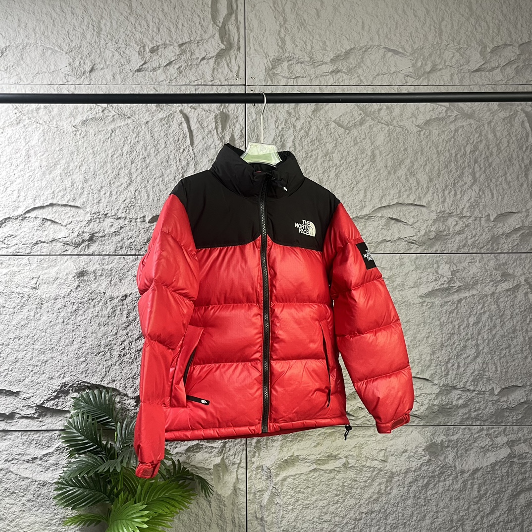 The North Face|北面大格子羽绒服-砖红色
❶刺绣采用进口田岛绣花 万针刺绣,采用进口7号针,日本女皇绣线,保证每字饱满工、立体感清晰。
❷填充国标绒,保暖性能更出色,轻便不厚重,压缩后的蓬松度恢复性好!
❸原厂定制40D格子四级防水布料,内胆采用40T高密度胆布,防止跑绒,并保证手感及膨松度,内里采用尼龙nylon双重双层封禁设计,不会出现任何跑绒现象,内置抽拉绳扣的可调节下摆,可防风防寒!
❹拉链采用吉田YKK原厂定制,刻字清晰,质感完美顺滑.
❺辅料及扣子均采用原版一样铜芯弹簧【非市面铁芯弹簧】
码数:XS S M L XL XXL
颜色:黑色 白色 以太蓝 小麦色 黑灰色 芥茉绿 砖红色 粉色