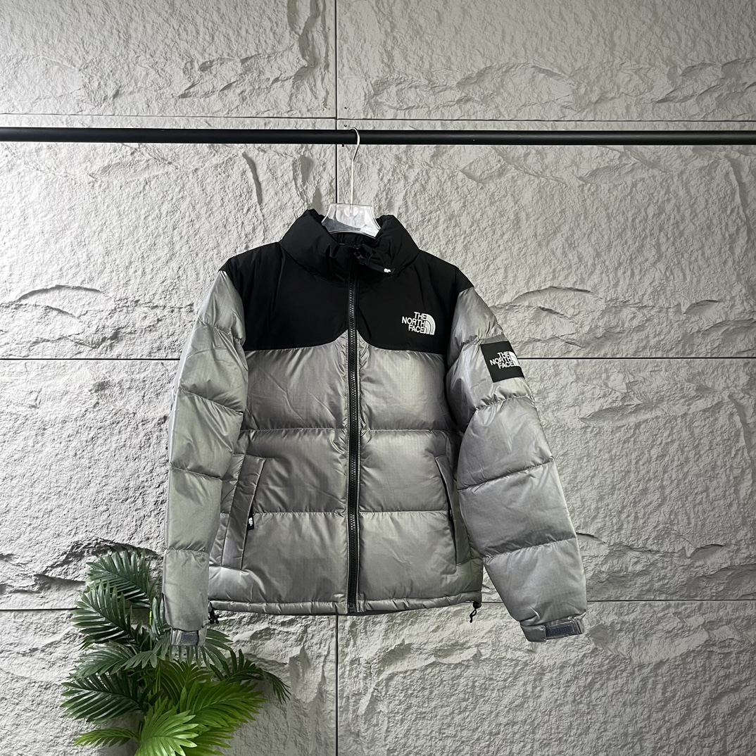 The North Face｜北面大格子羽绒服-黑灰色
❶刺绣采用进口田岛绣花 万针刺绣，采用进口7号针，日本女皇绣线，保证每字饱满工、立体感清晰。
❷填充国标绒，保暖性能更出色，轻便不厚重，压缩后的蓬松度恢复性好！ 
❸原厂定制40D格子四级防水布料，内胆采用40T高密度胆布，防止跑绒，并保证手感及膨松度，内里采用尼龙nylon双重双层封禁设计，不会出现任何跑绒现象，内置抽拉绳扣的可调节下摆，可防风防寒！ 
❹拉链采用吉田YKK原厂定制，刻字清晰，质感完美顺滑.
❺辅料及扣子均采用原版一样铜芯弹簧【非市面铁芯弹簧】
码数：XS S M L XL XXL
颜色：黑色 白色 以太蓝 小麦色 黑灰色 芥茉绿 砖红色 粉色